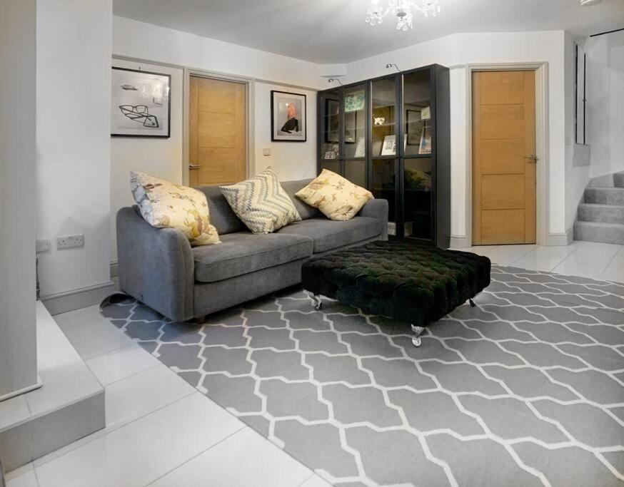 3 Bed House in central Richmond with driveway parking view 3