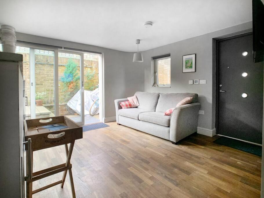 3 Bed House in central Richmond with driveway parking view 4