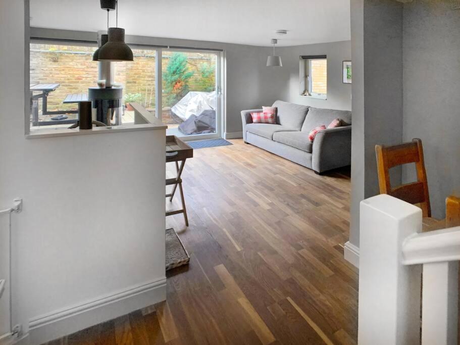 3 Bed House in central Richmond with driveway parking view 5