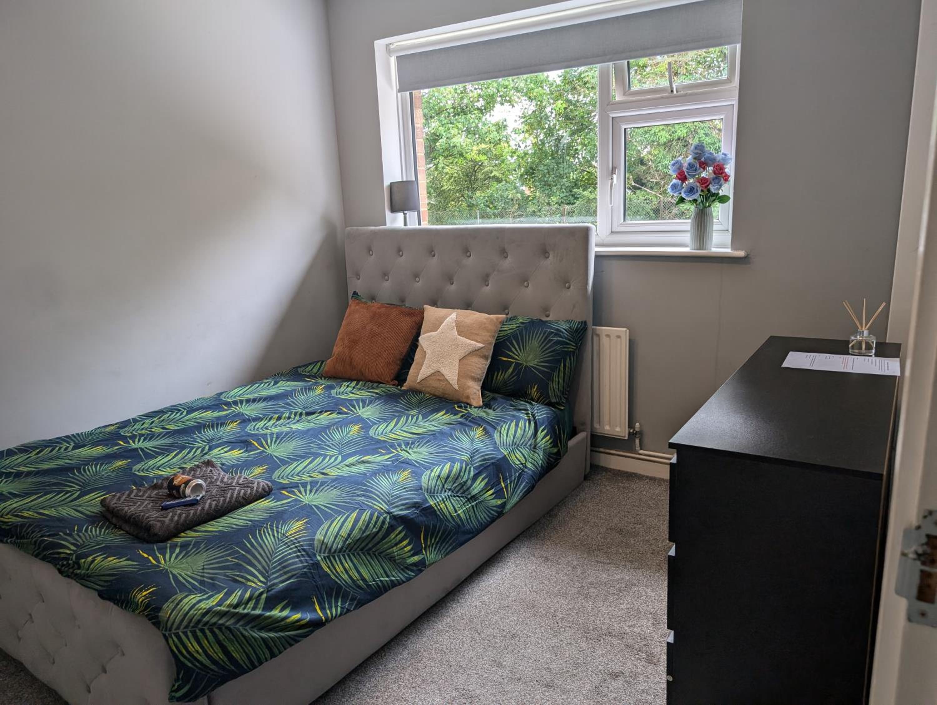 Lovely Double Room in Crayford with Free Parking view 2