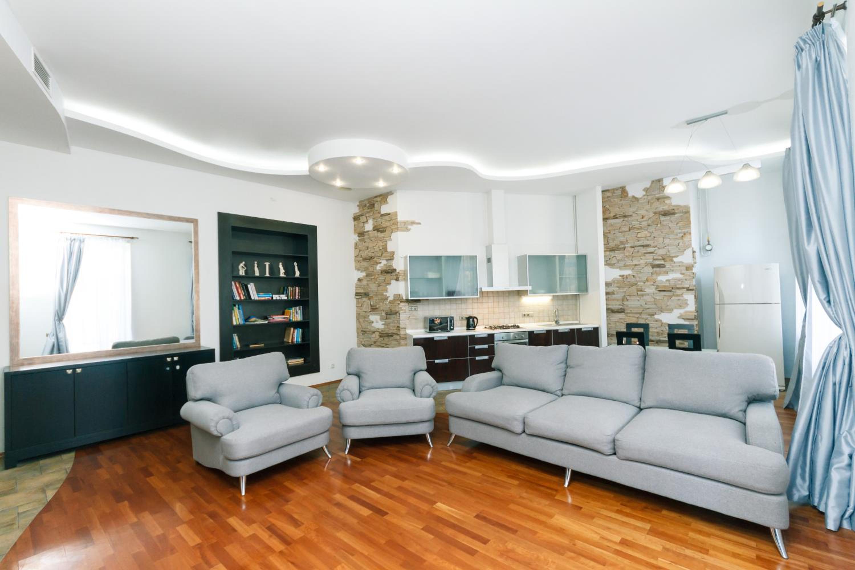 LUX near Maidan, Khreschutyk 3BR view 2