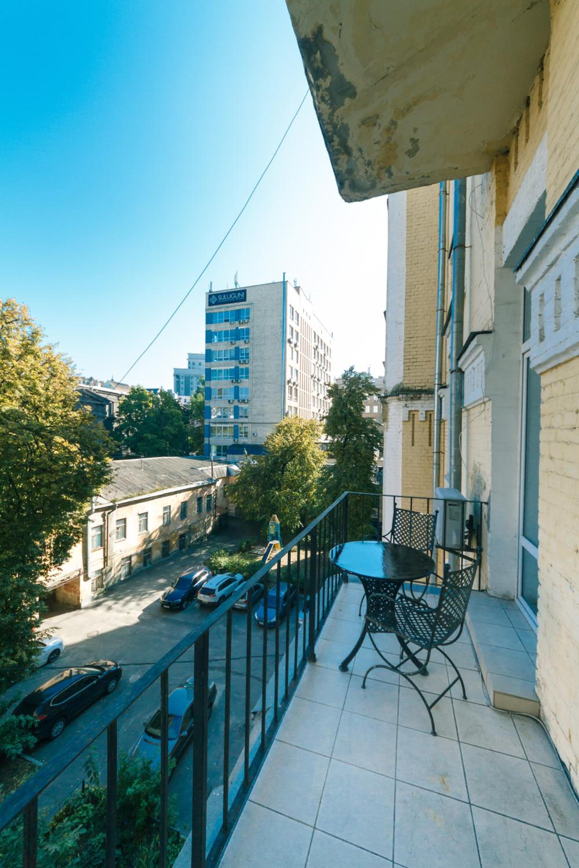LUX near Maidan, Khreschutyk 3BR view 4