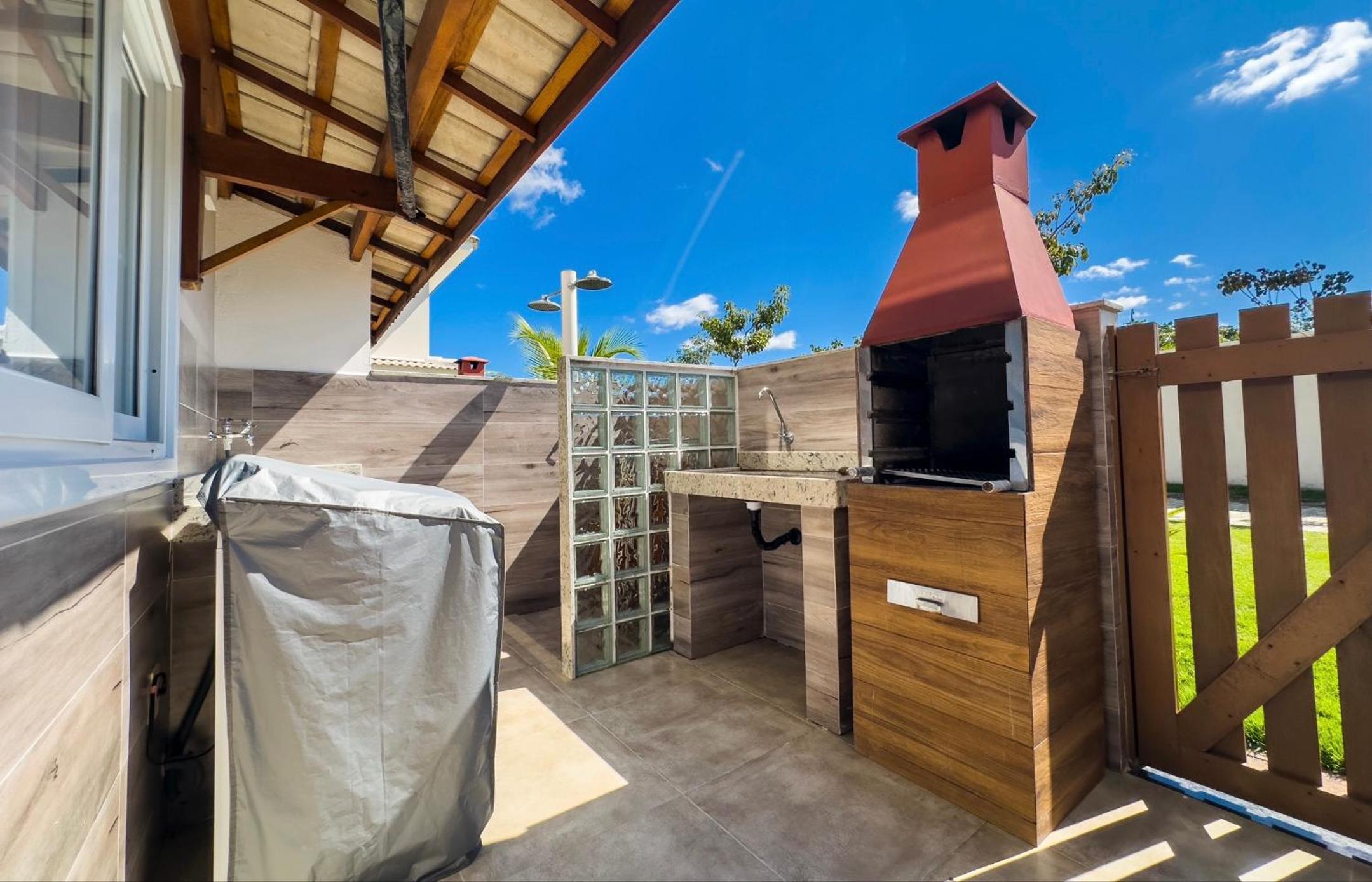 Casa com piscina, churrasqueira e estacionamento