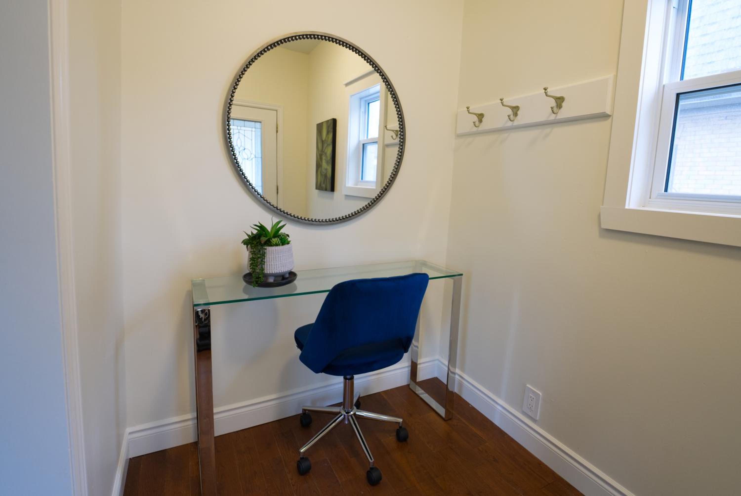 Cozy 2BR in Wortley Village with 2-car Parking and WiFi