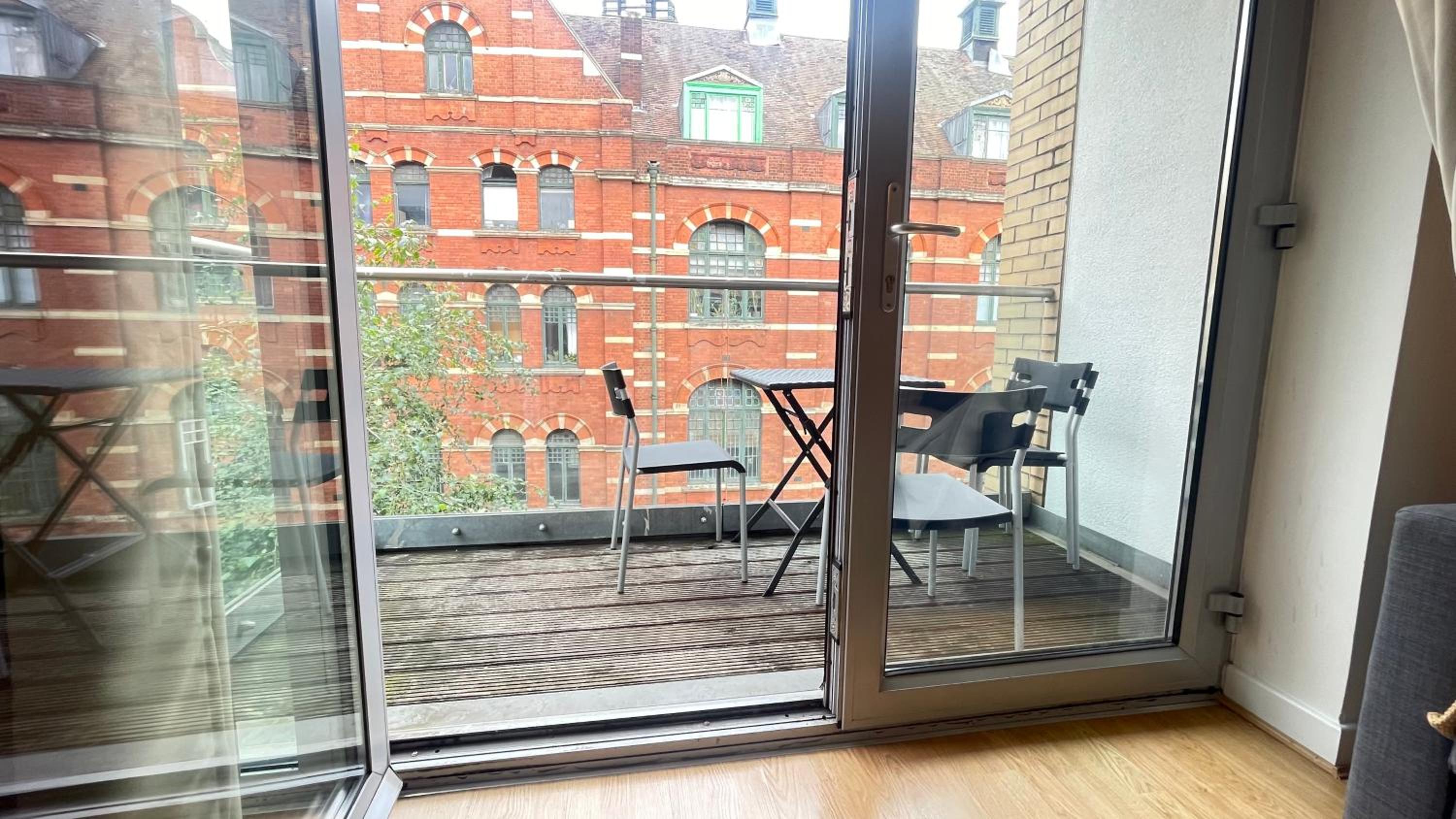 Shoreditch Liverpool Street Apartments with lift and balcony