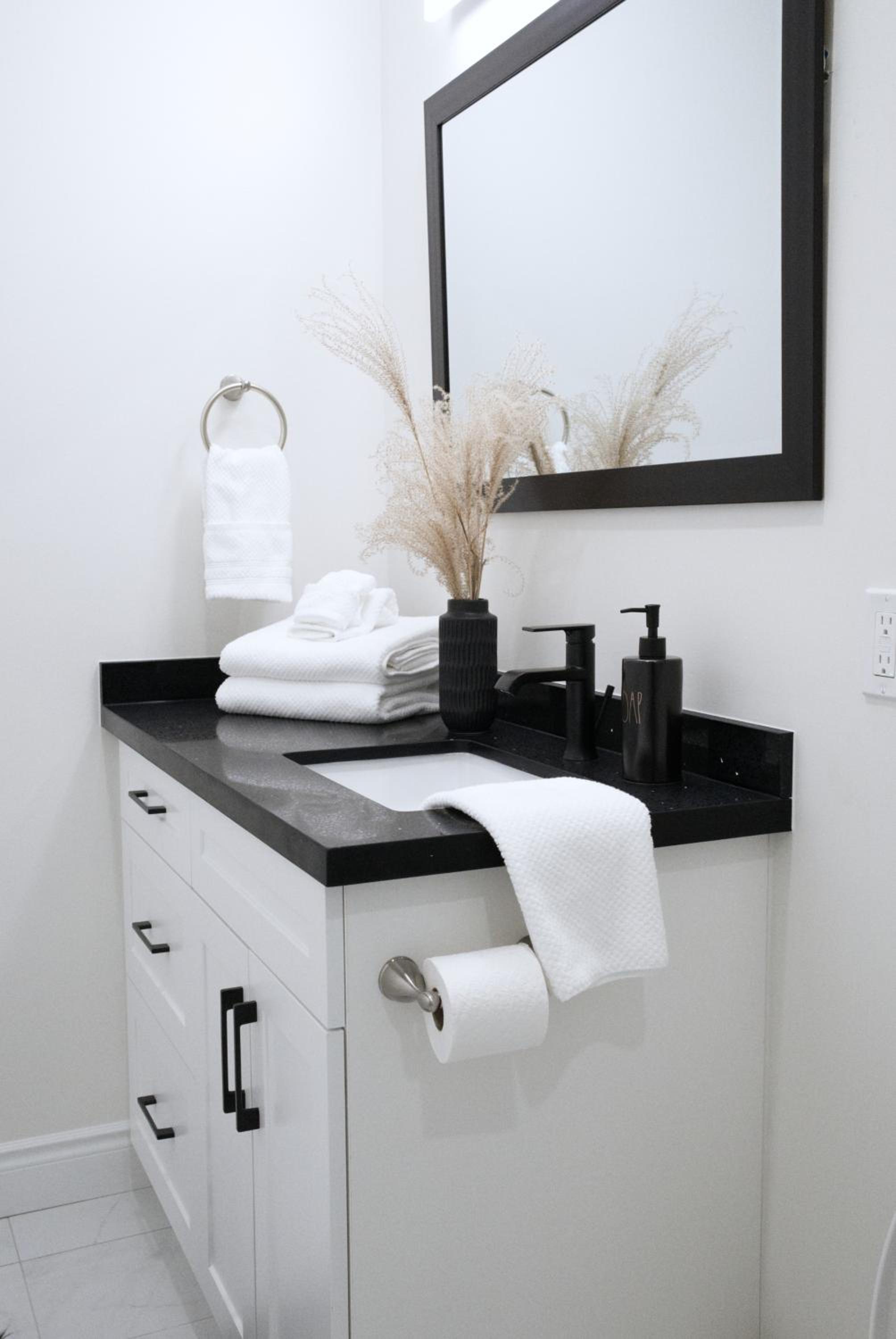Cozy 2BR in Wortley Village with 2-car Parking and WiFi