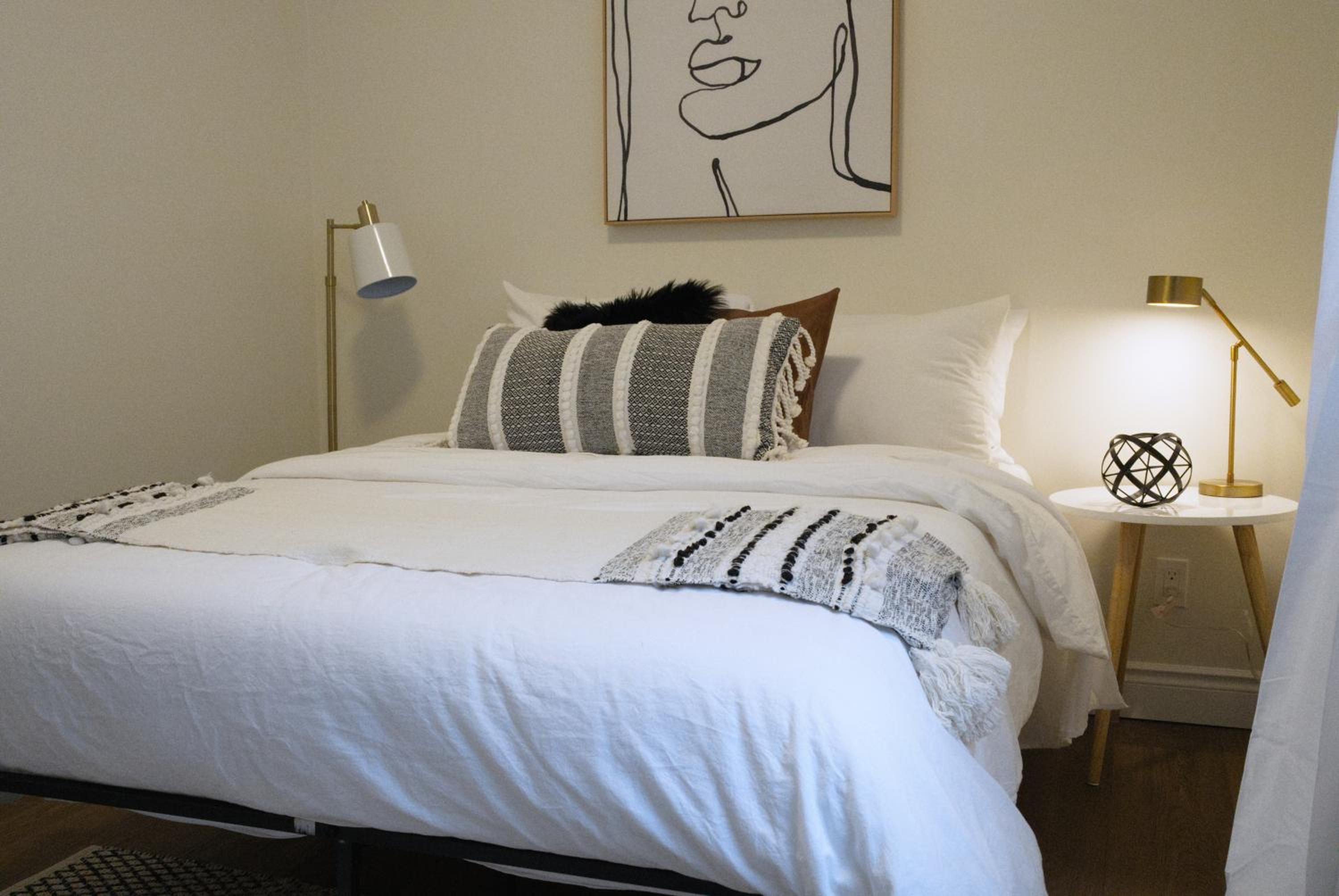 Cozy 2BR in Wortley Village with 2-car Parking and WiFi