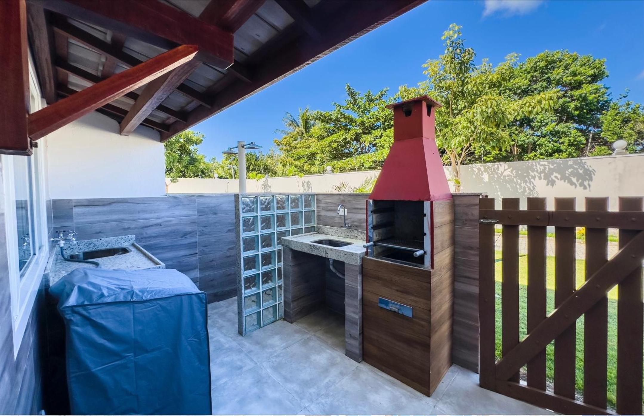 Casa com piscina, churrasqueira e estacionamento