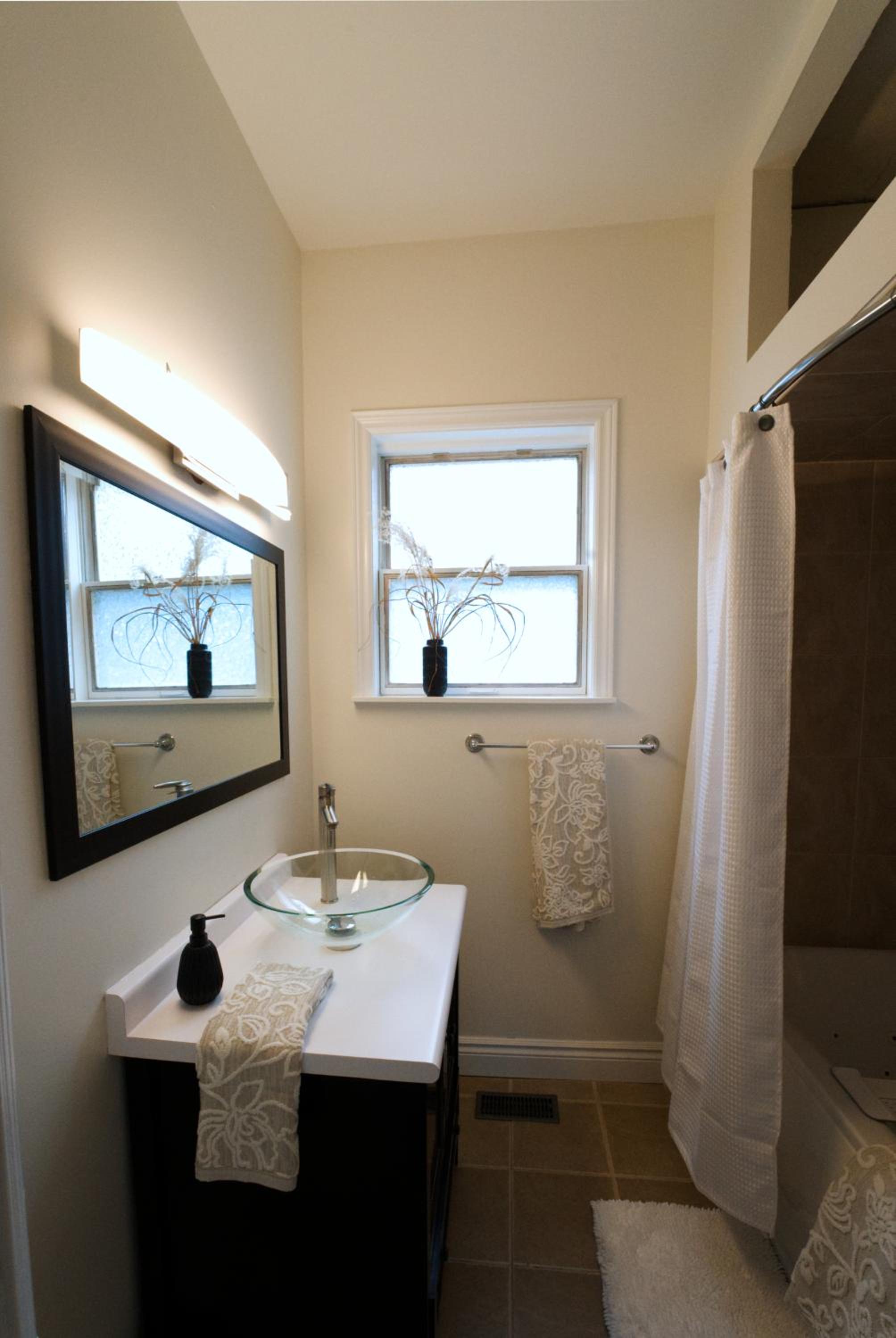 Cozy 2BR in Wortley Village with 2-car Parking and WiFi