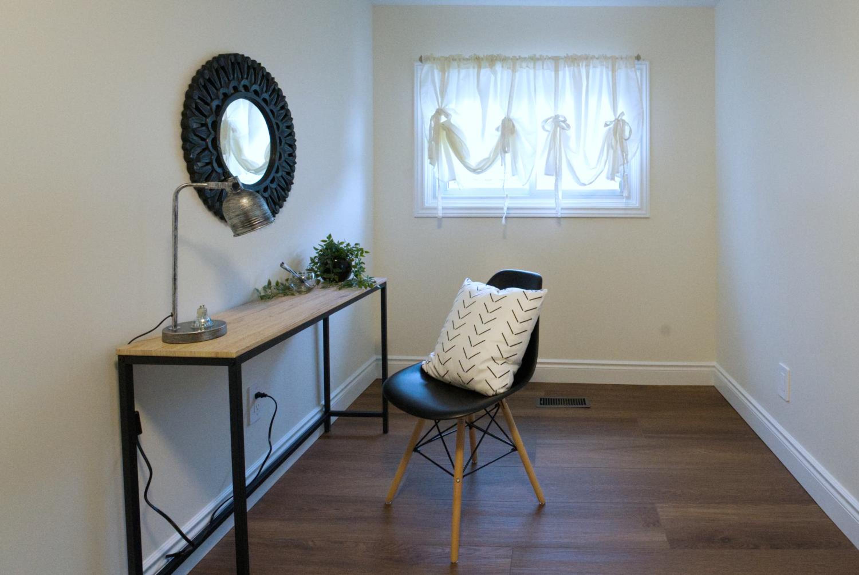 Cozy 2BR in Wortley Village with 2-car Parking and WiFi