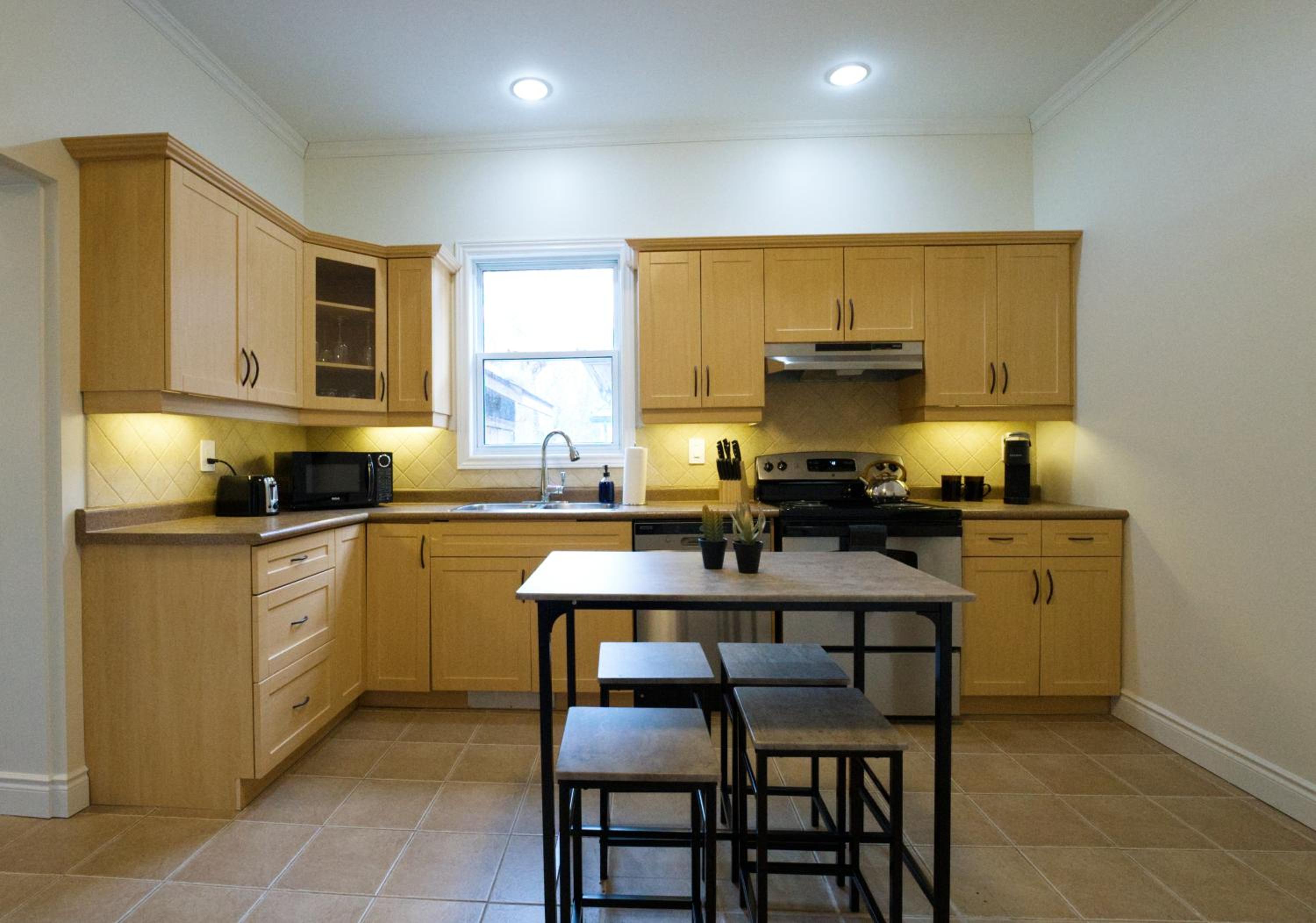 Cozy 2BR in Wortley Village with 2-car Parking and WiFi