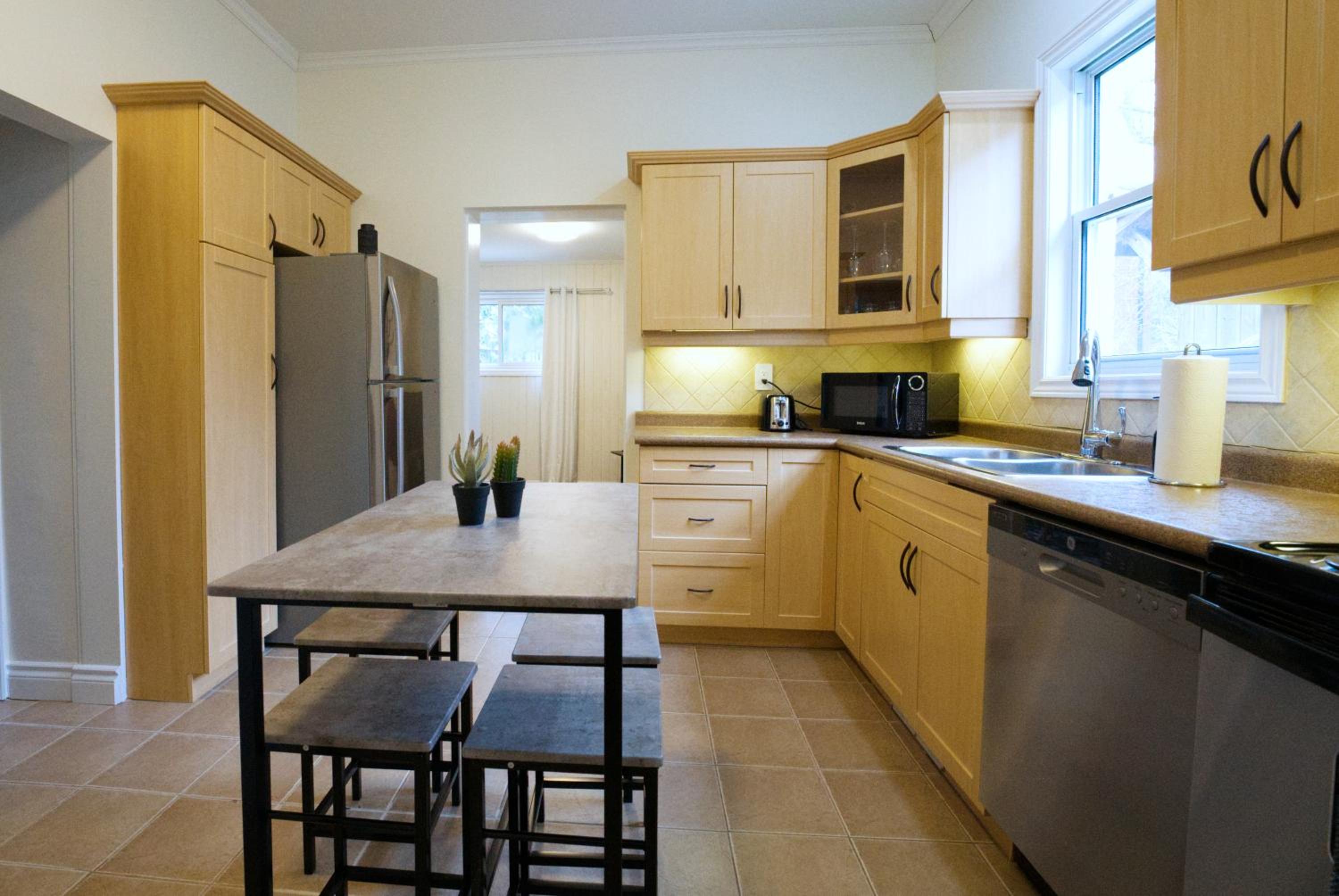 Cozy 2BR in Wortley Village with 2-car Parking and WiFi