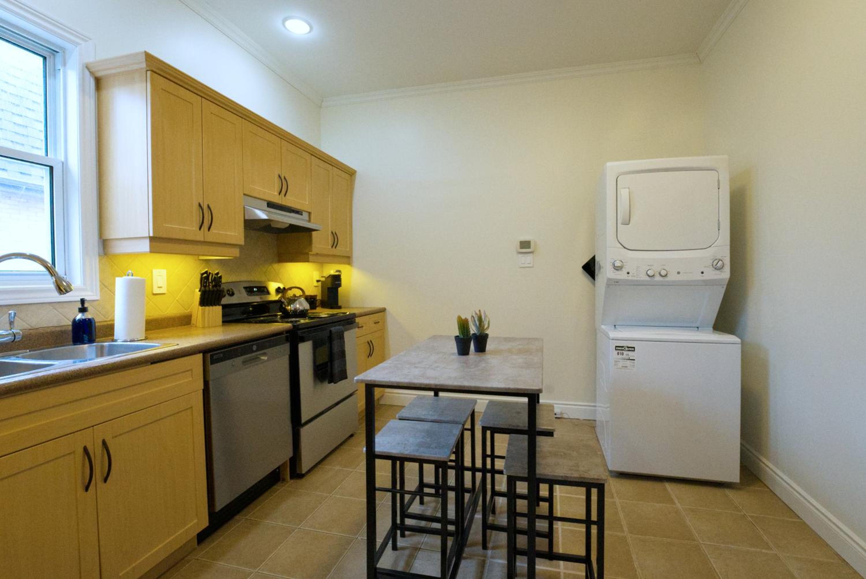 Cozy 2BR in Wortley Village with 2-car Parking and WiFi