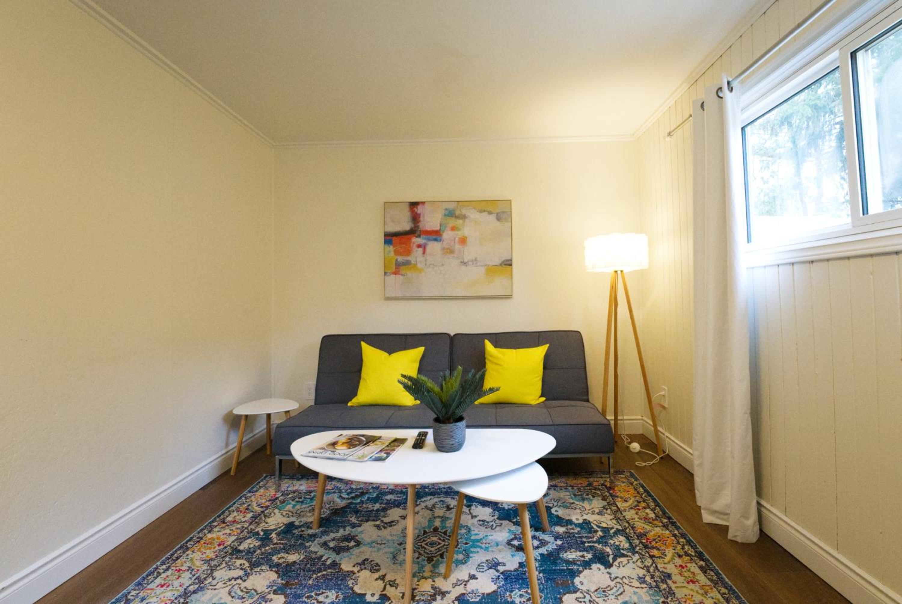 Cozy 2BR in Wortley Village with 2-car Parking and WiFi