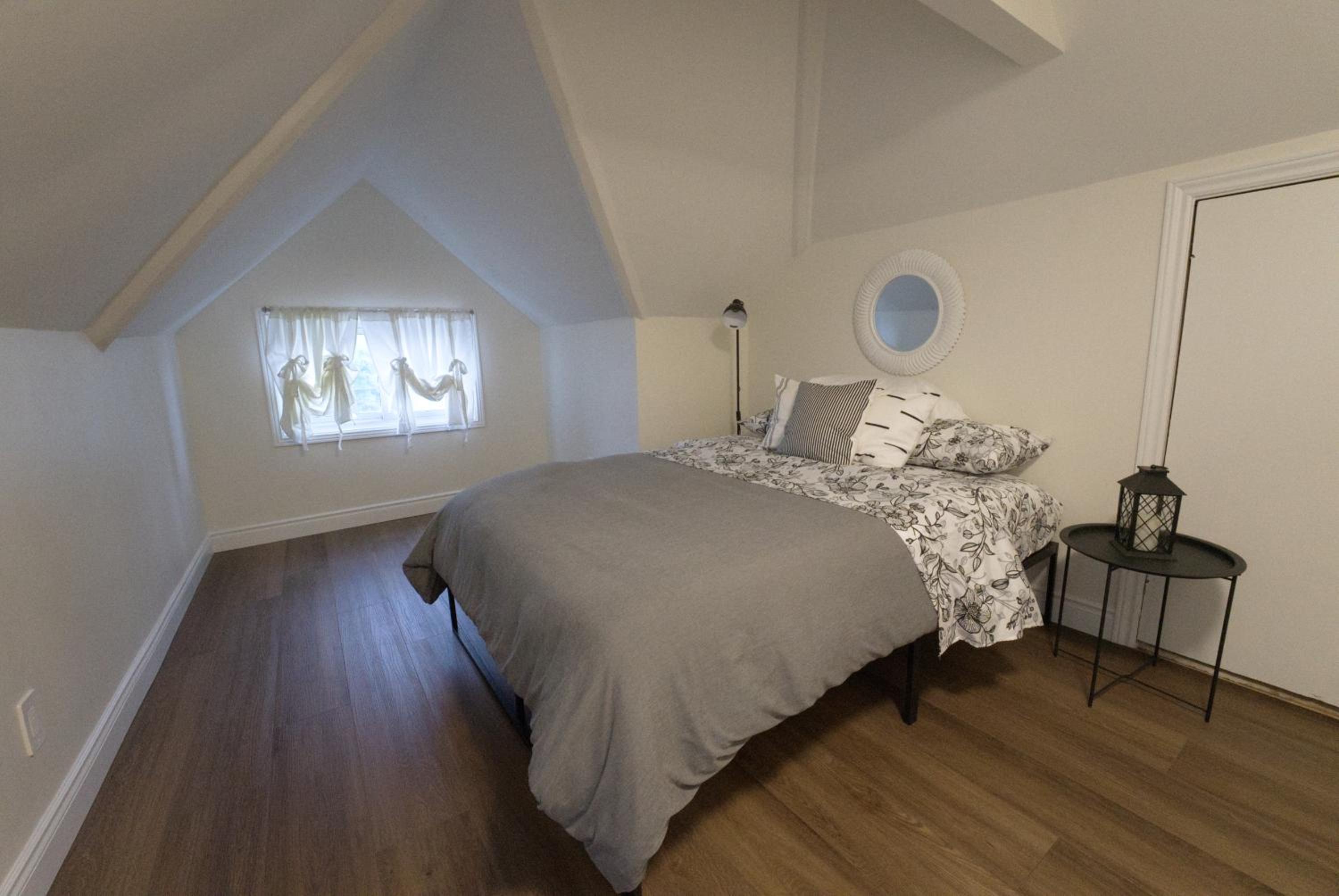 Cozy 2BR in Wortley Village with 2-car Parking and WiFi