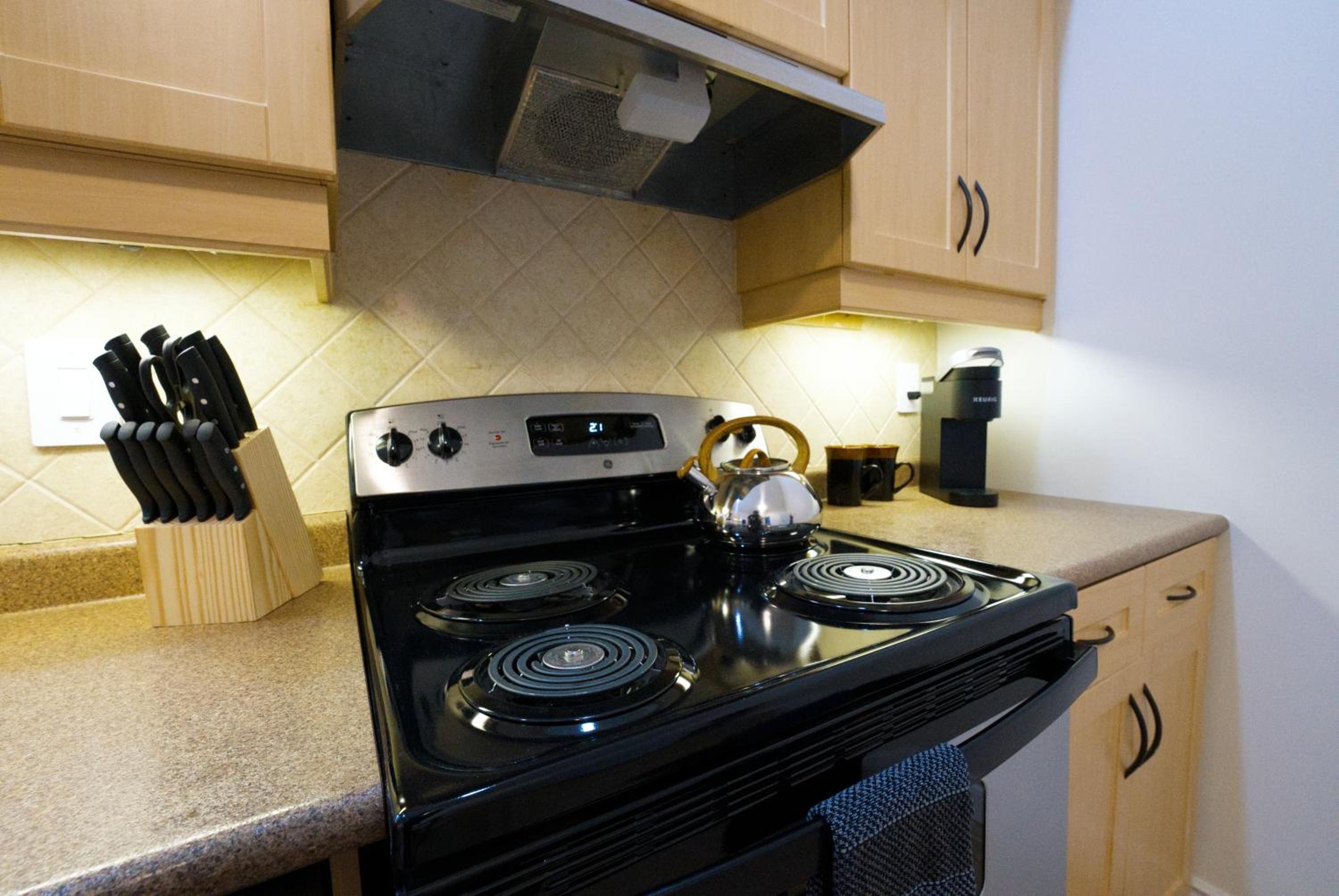 Cozy 2BR in Wortley Village with 2-car Parking and WiFi