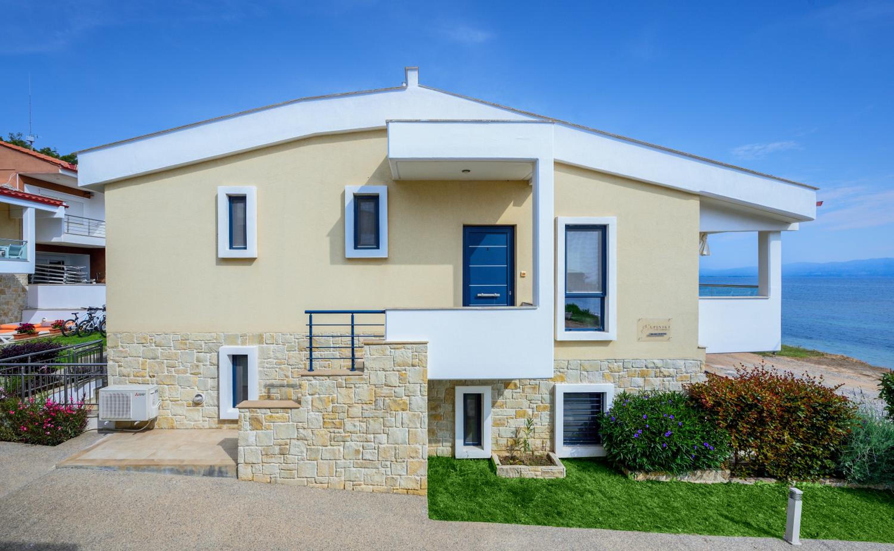 Hotel Elpiniki Luxury Apartments - Image 1