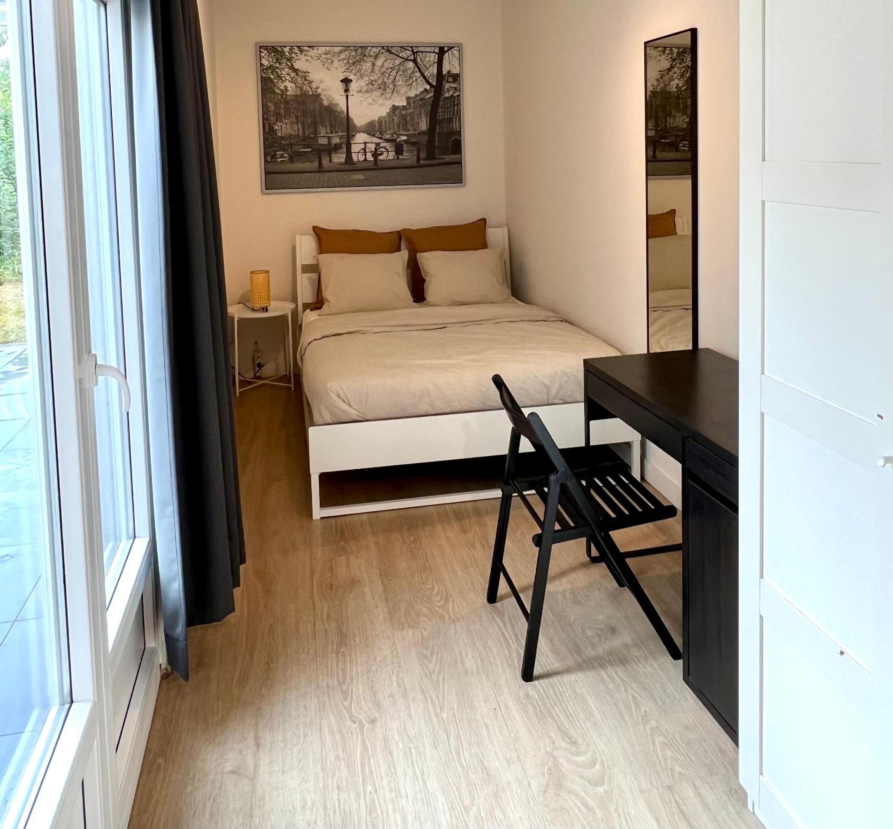 2 bedroom Apartment with garden close to station