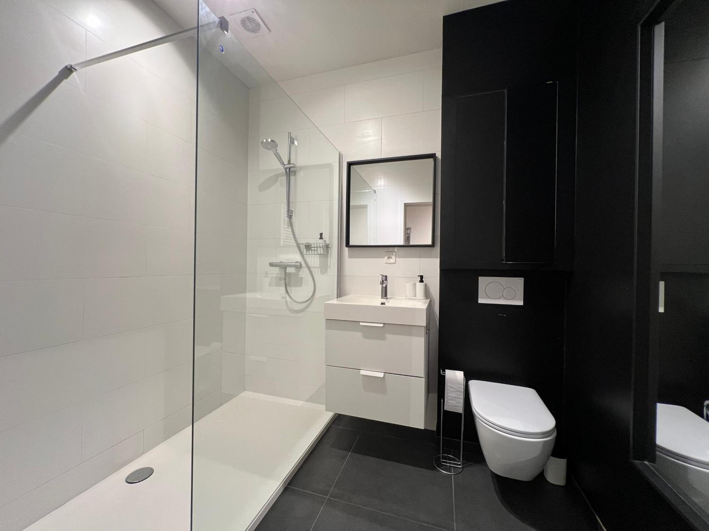 2 bedroom Apartment with garden close to station