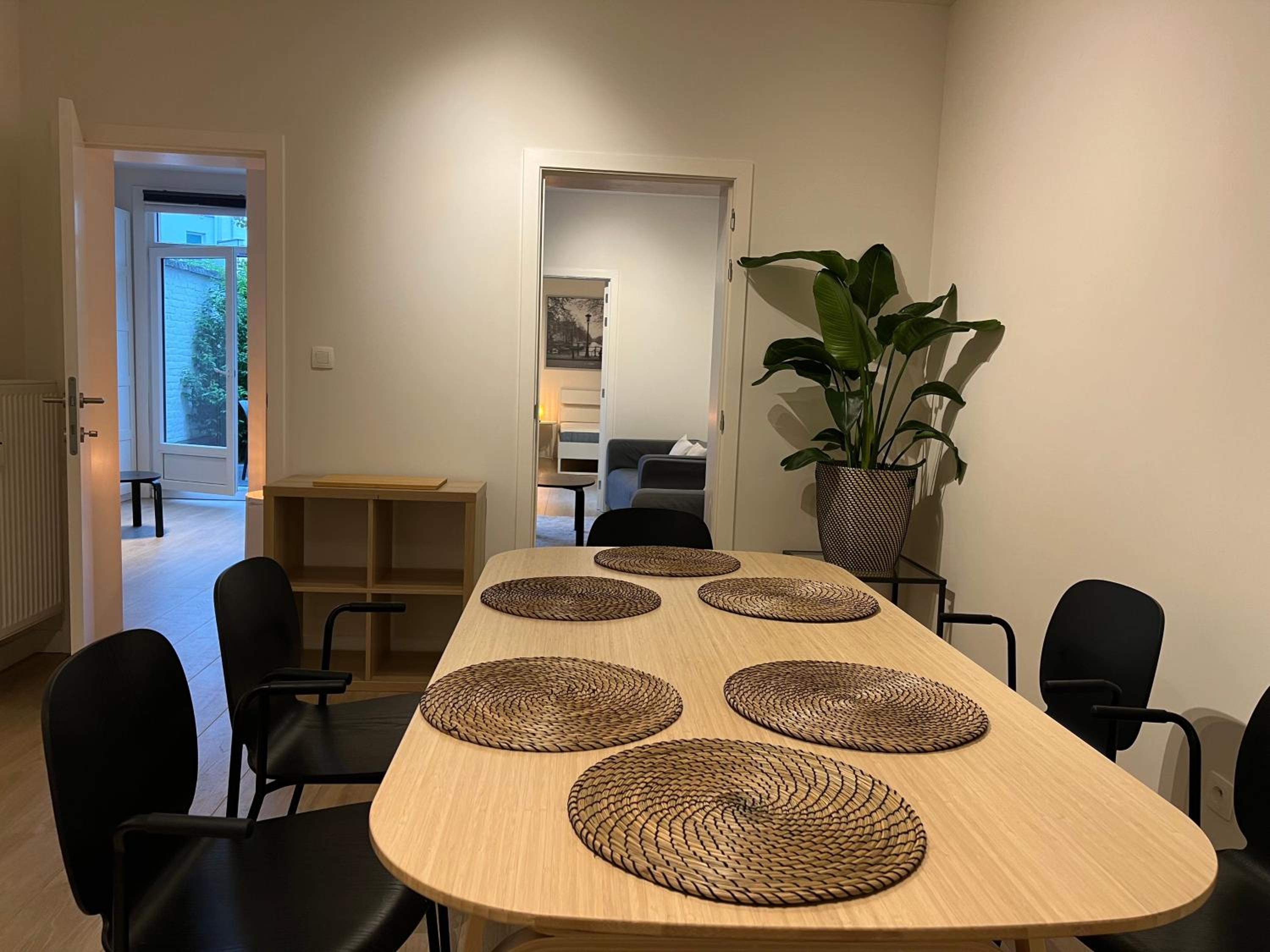 2 bedroom Apartment with garden close to station