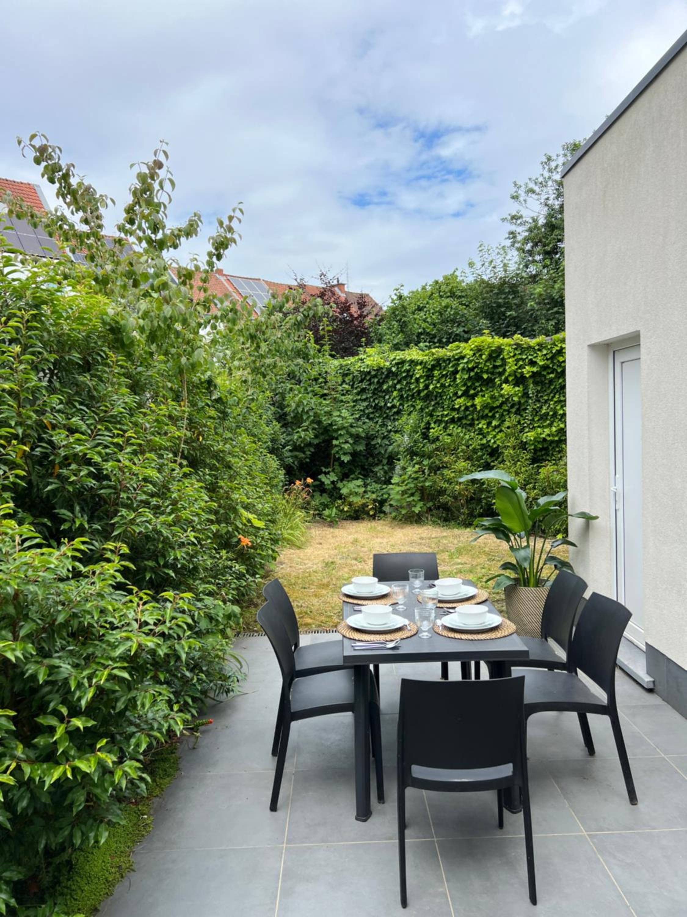 2 bedroom Apartment with garden close to station
