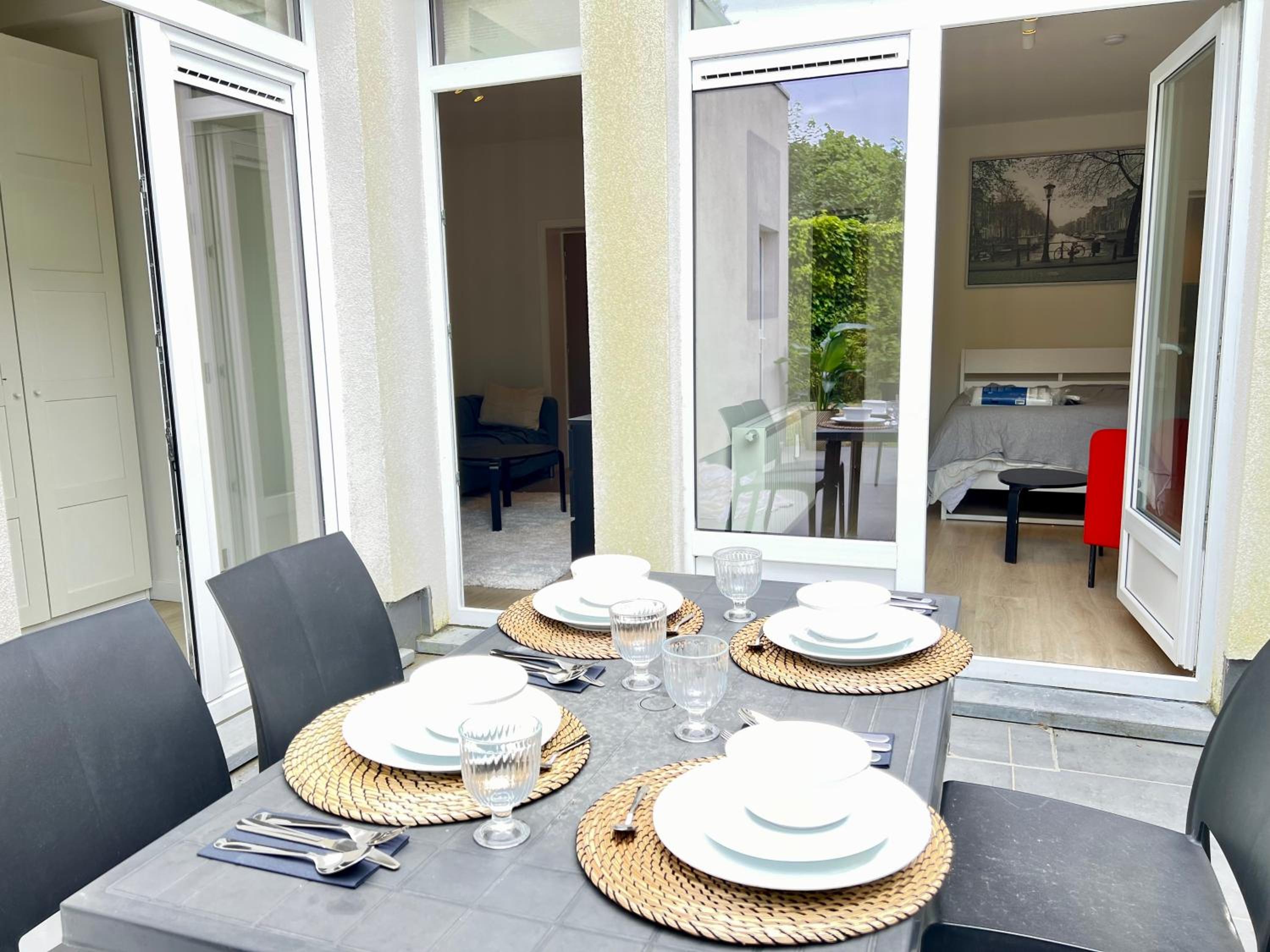 2 bedroom Apartment with garden close to station