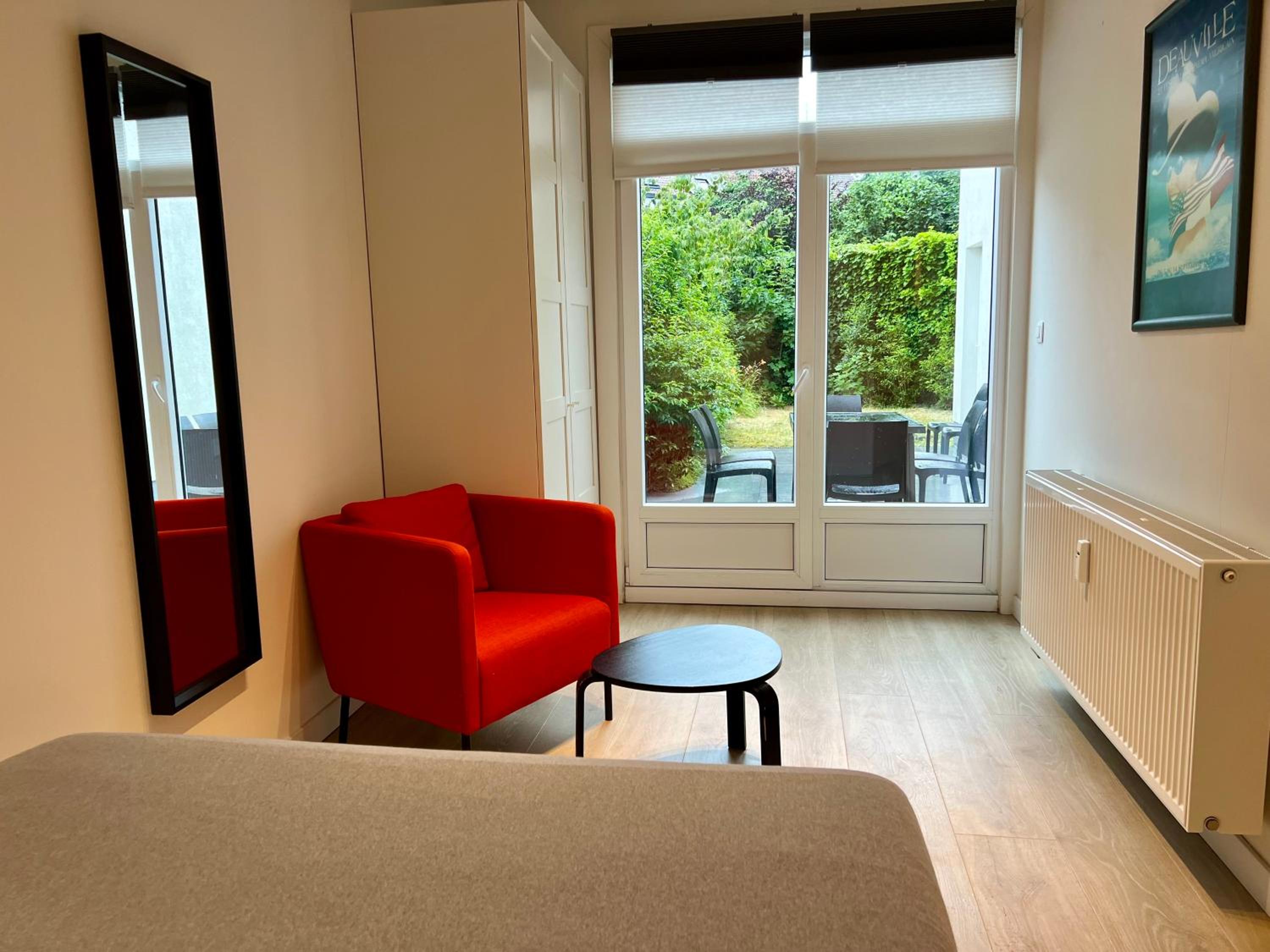 2 bedroom Apartment with garden close to station