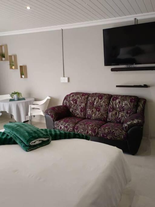 Stellies Accommodation - Room 3