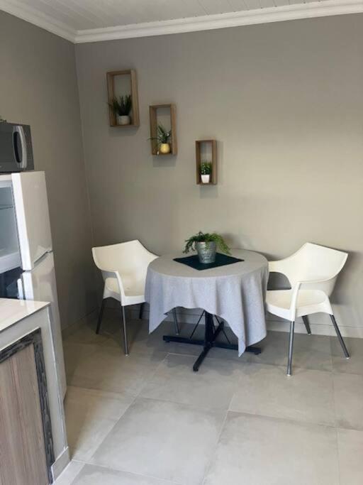 Stellies Accommodation - Room 3