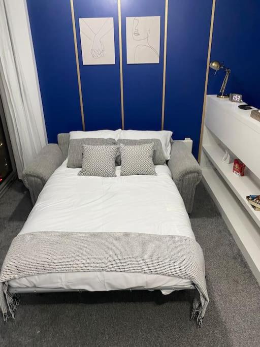 Modern & Stylish Studio With City Skyline Views & Free Parking view 4