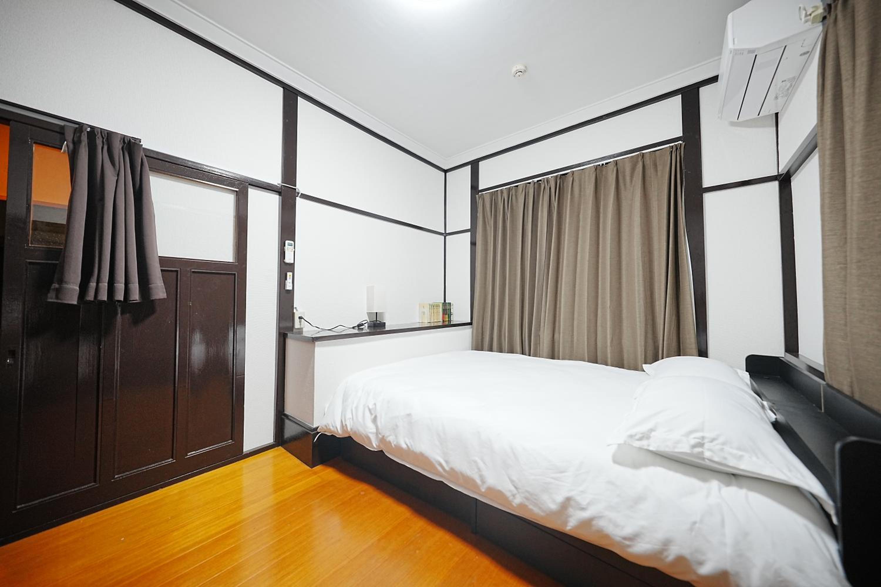 Family or Business Travel 20 percent OFF丨200 sqm 丨 14 min to Shinjuku 丨Century-Old Japanese Garden 丨3 Parking Spaces丨4 Bedrooms