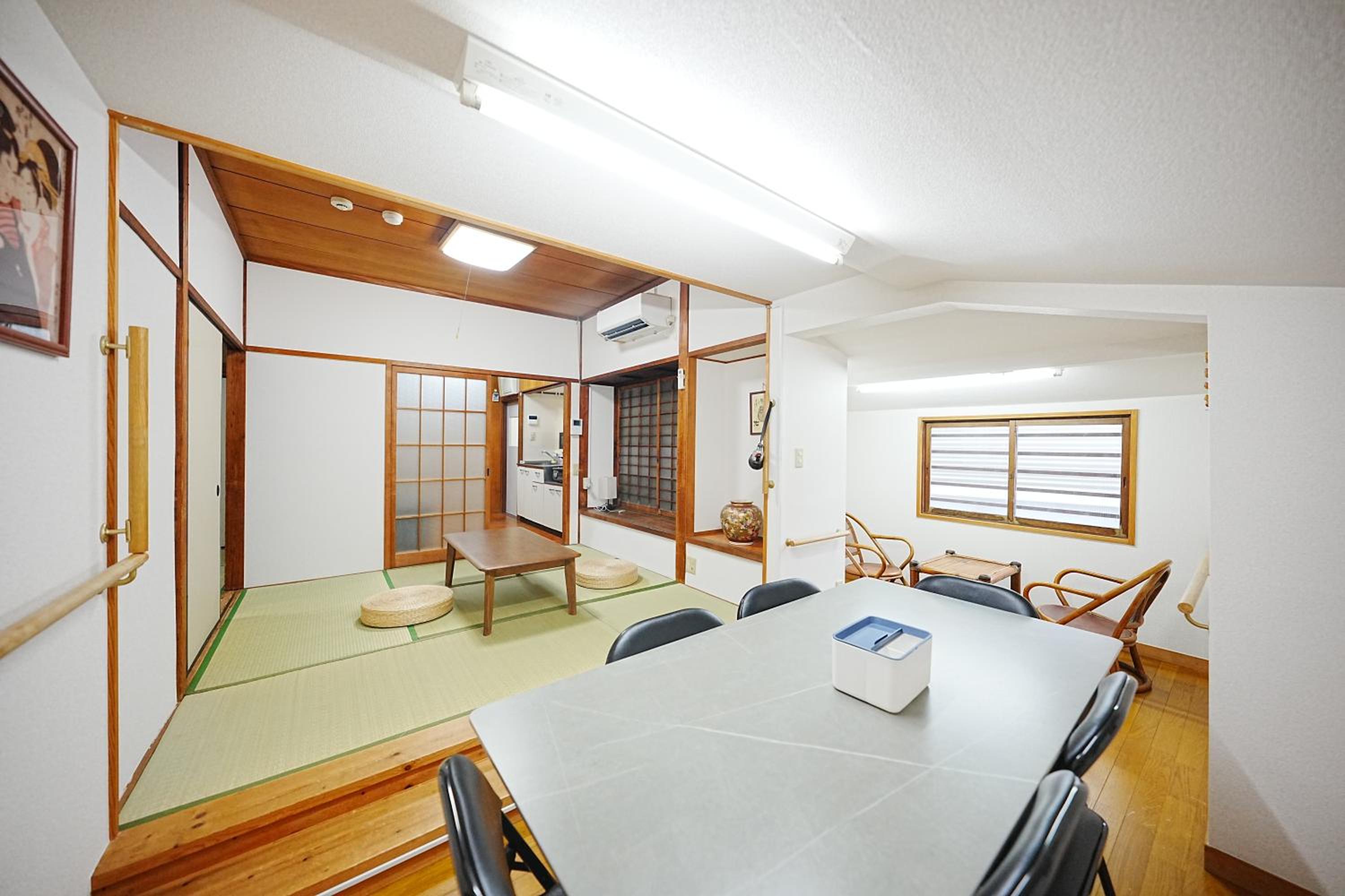 Family or Business Travel 20 percent OFF丨200 sqm 丨 14 min to Shinjuku 丨Century-Old Japanese Garden 丨3 Parking Spaces丨4 Bedrooms