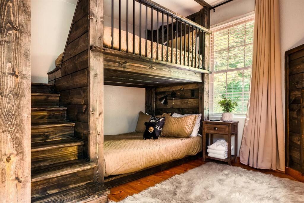 Best Location! Hot Tub! Parkway 2min! PetsOK! BBQ! view 3
