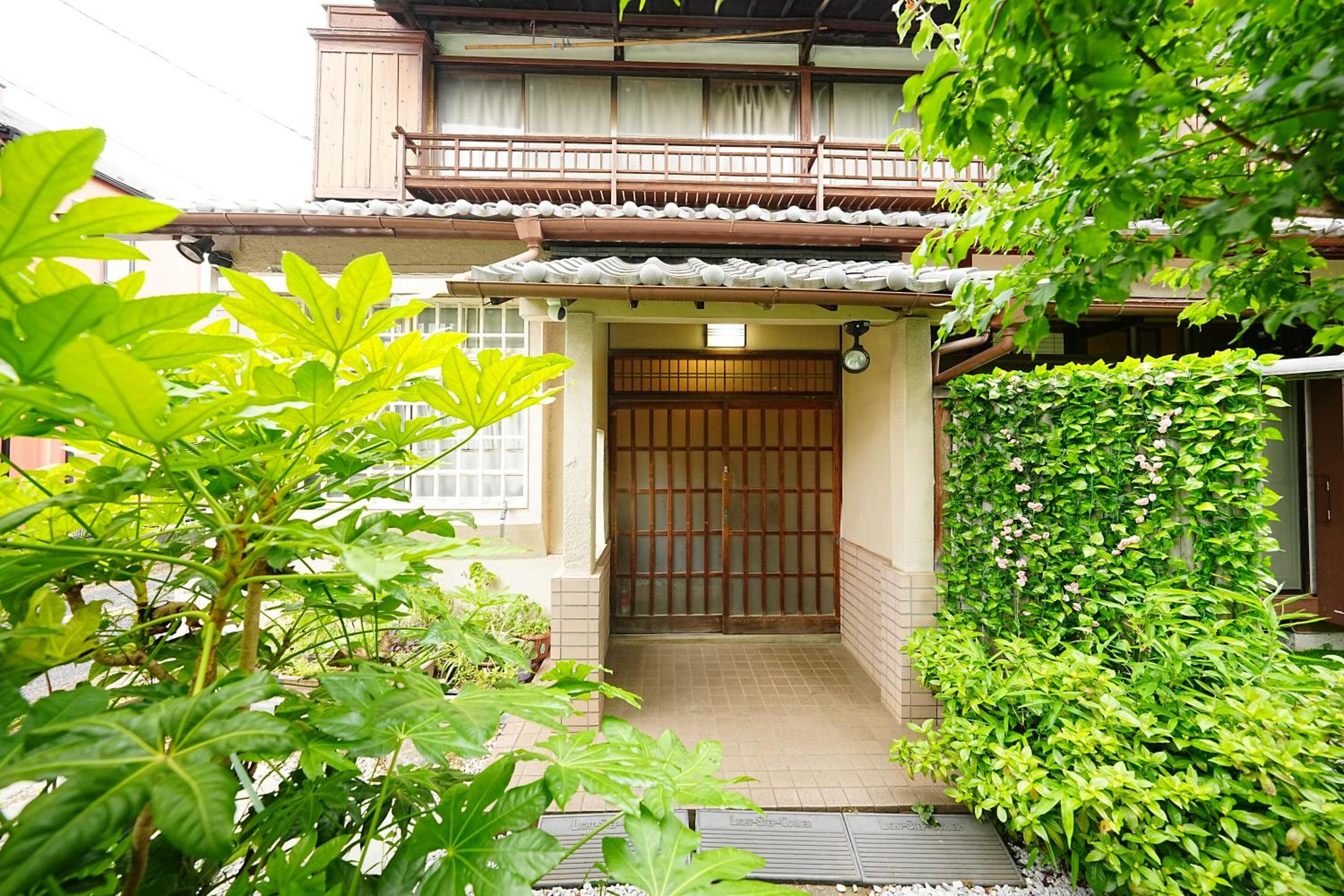 Family or Business Travel 20 percent OFF丨200 sqm 丨 14 min to Shinjuku 丨Century-Old Japanese Garden 丨3 Parking Spaces丨4 Bedrooms