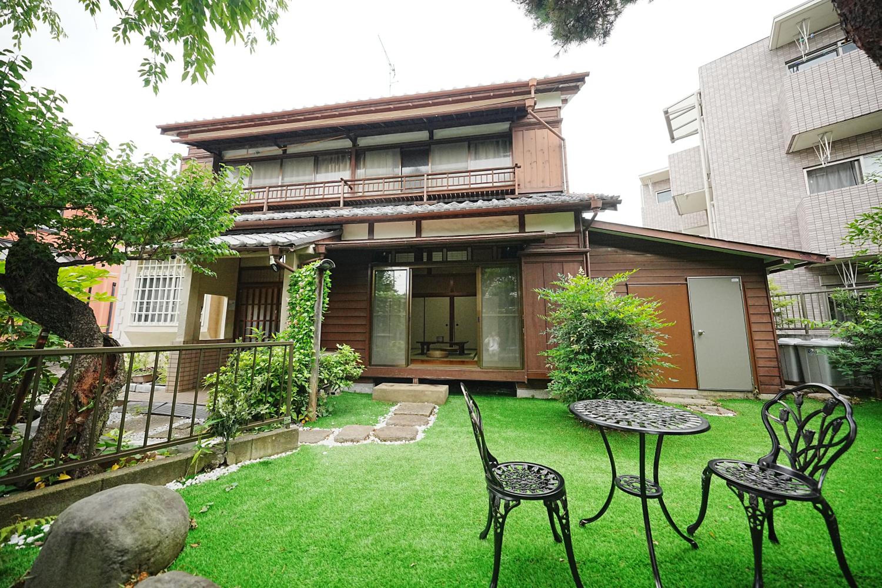 Family or Business Travel 20 percent OFF丨200 sqm 丨 14 min to Shinjuku 丨Century-Old Japanese Garden 丨3 Parking Spaces丨4 Bedrooms