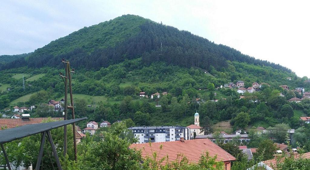 Pyramide View Lodge - Blick auf die Sonnenpyramide in Visoco, Bosnien-Herzegowina