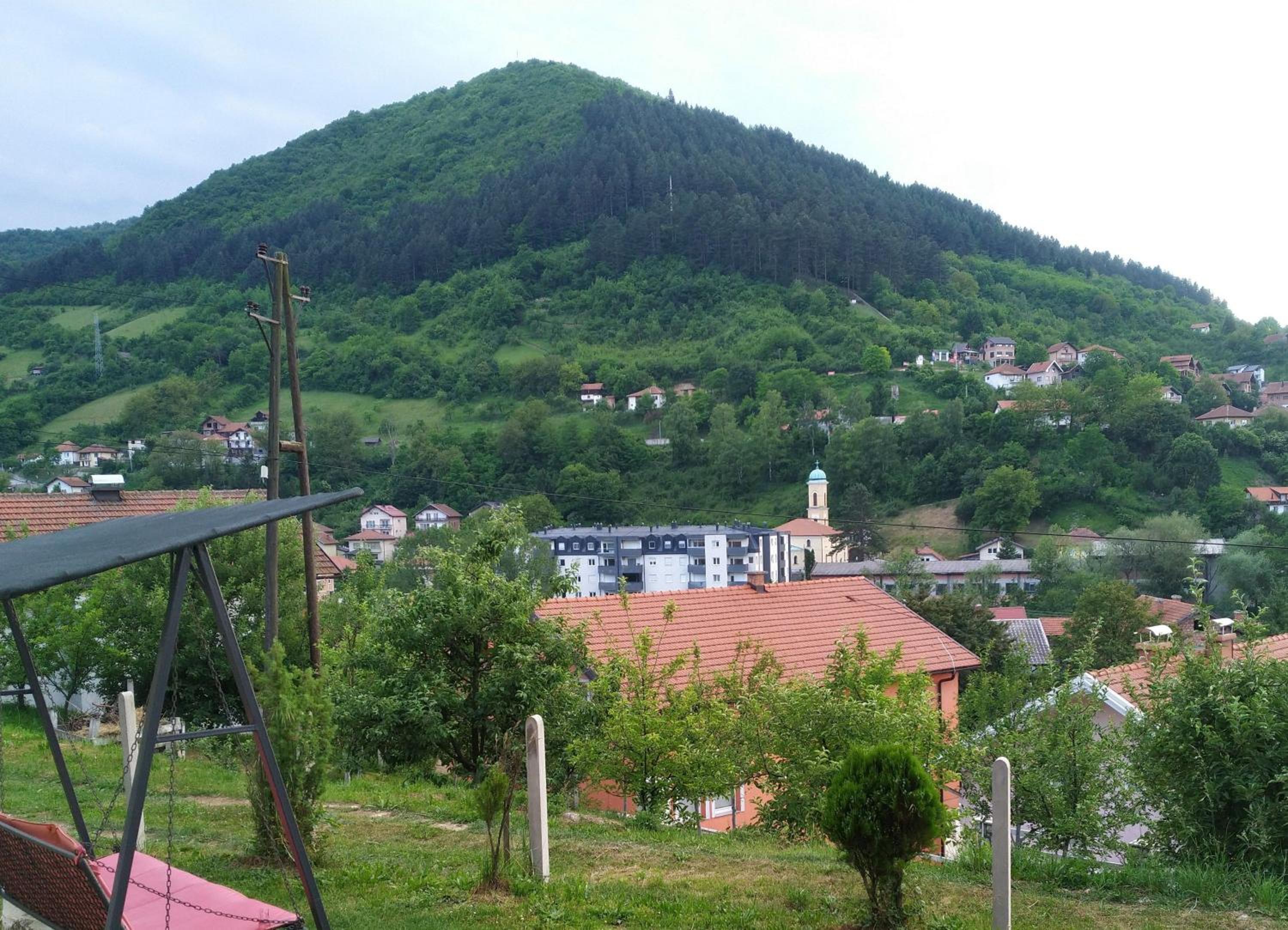 Pyramide View Lodge - Blick auf die Sonnenpyramide in Visoco, Bosnien-Herzegowina