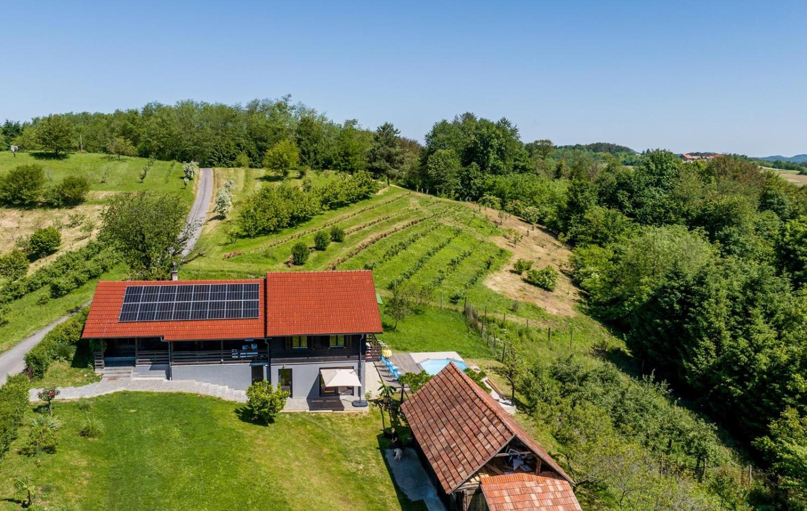 OPG Rose Hip Hill ekološko imanje view 2