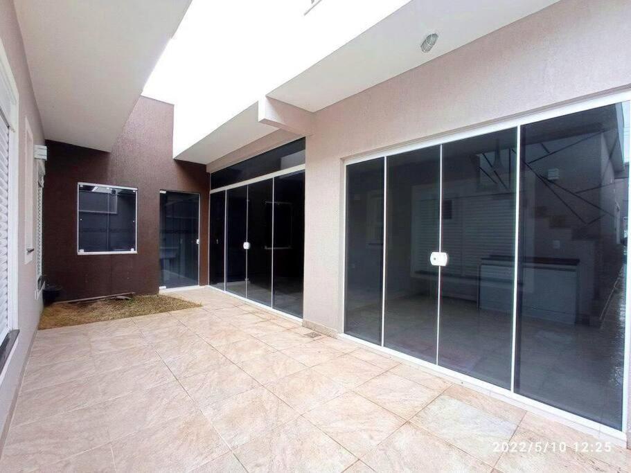 Casa confortável em condomínio