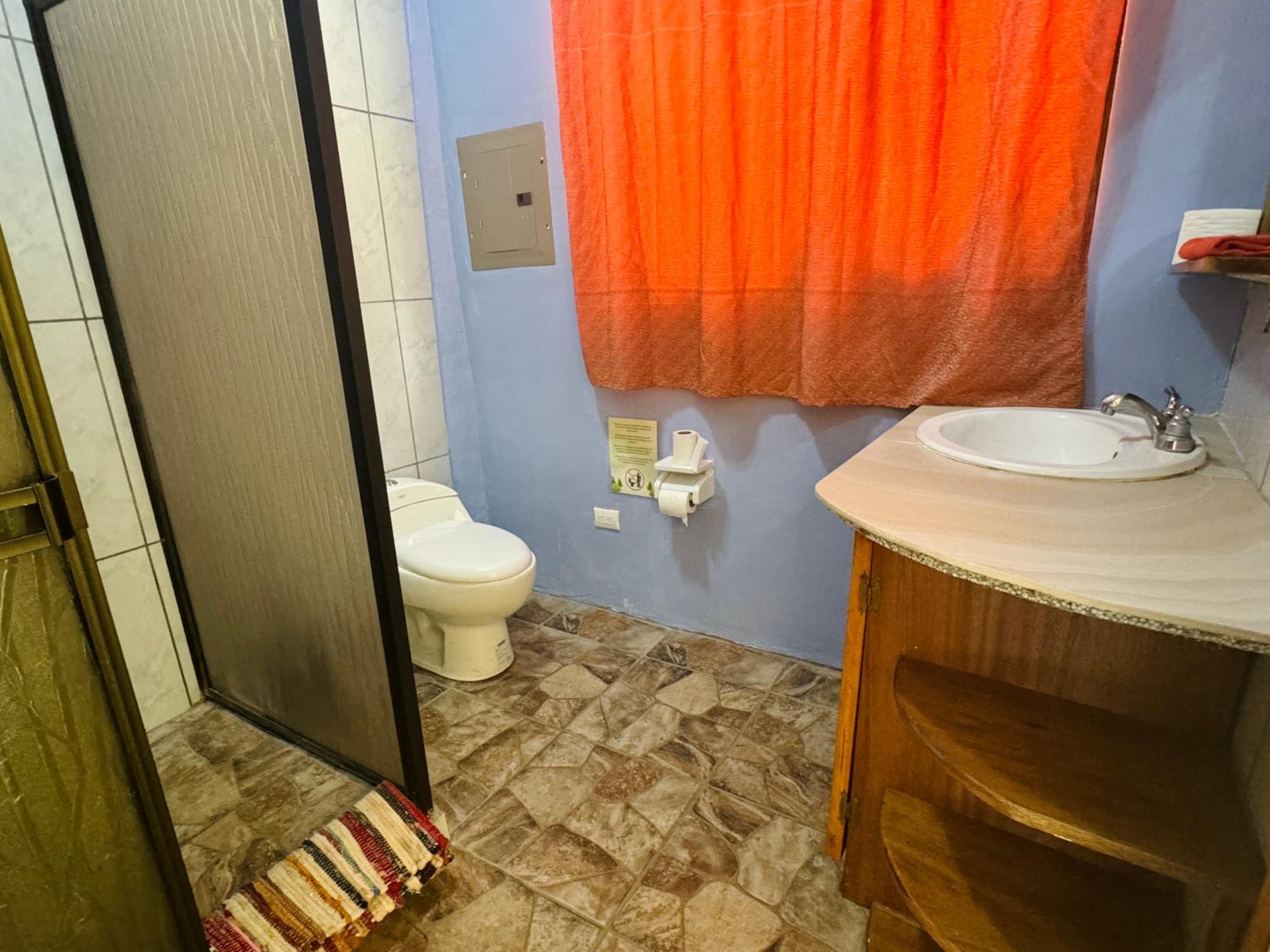 2 LARGE Poolside Apartment, Great location with AC