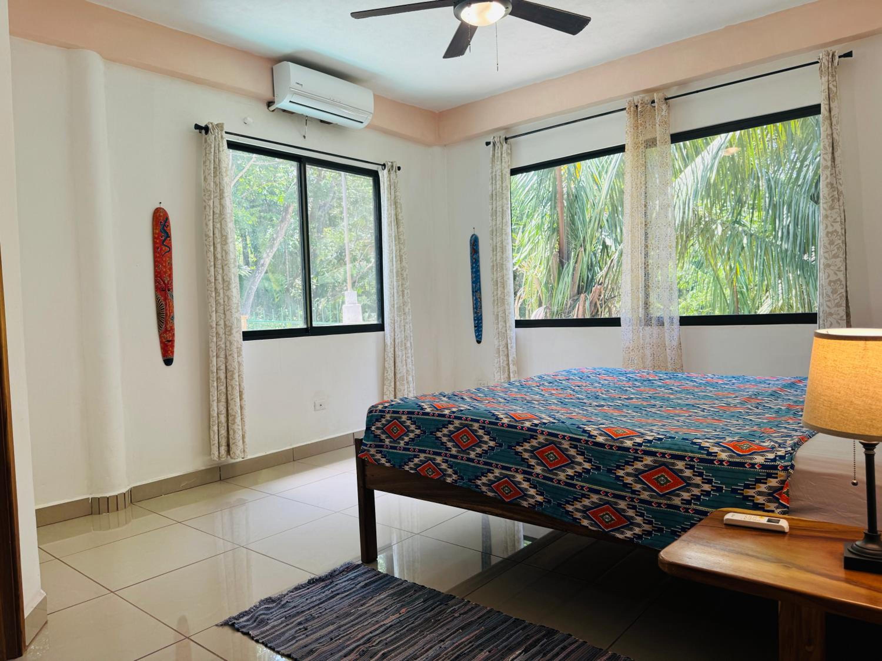 2 LARGE Poolside Apartment, Great location with AC