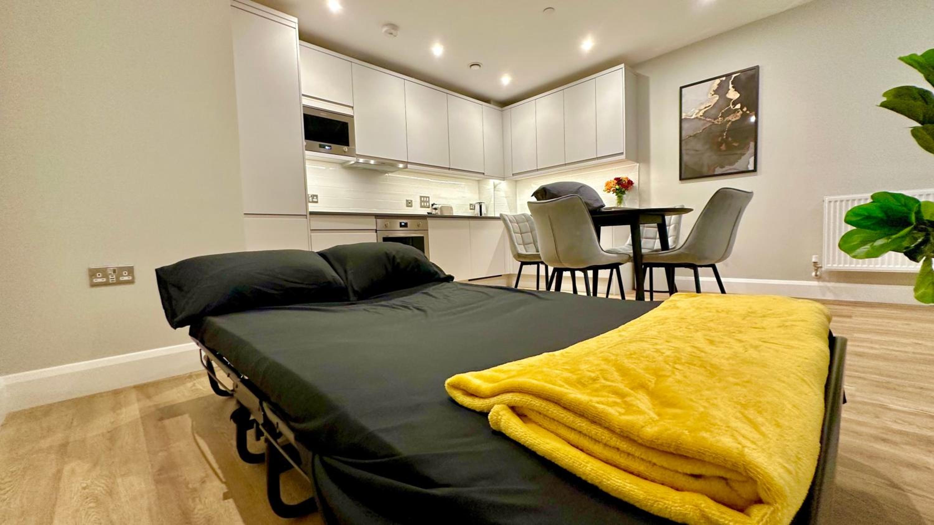 Rare Duplex 2B3B Modern 1GB Wifi - LuxuryLondonStays