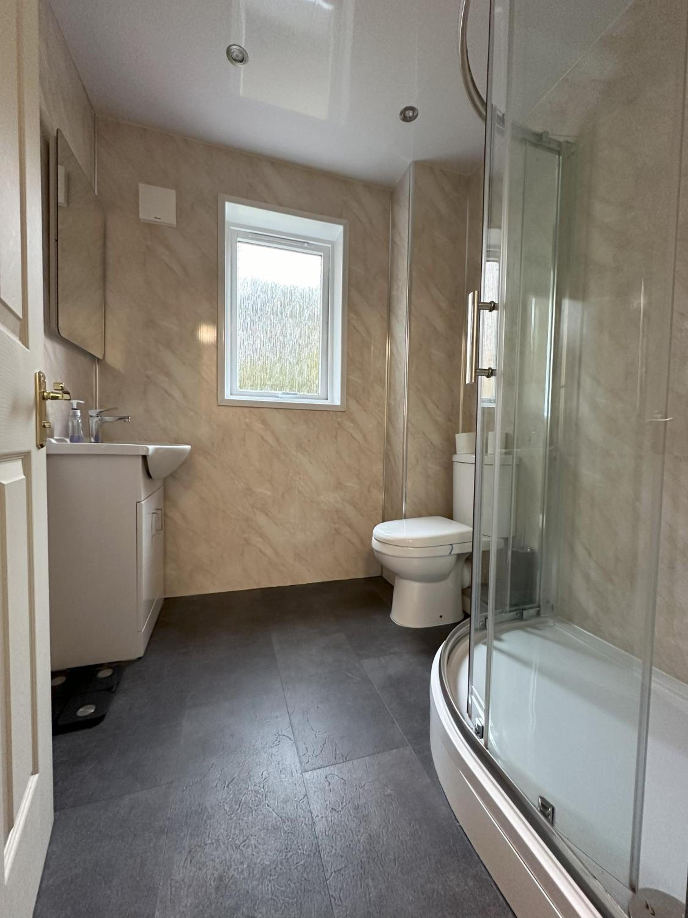 Two bedroom flat close to meadows with free parking by parking permit