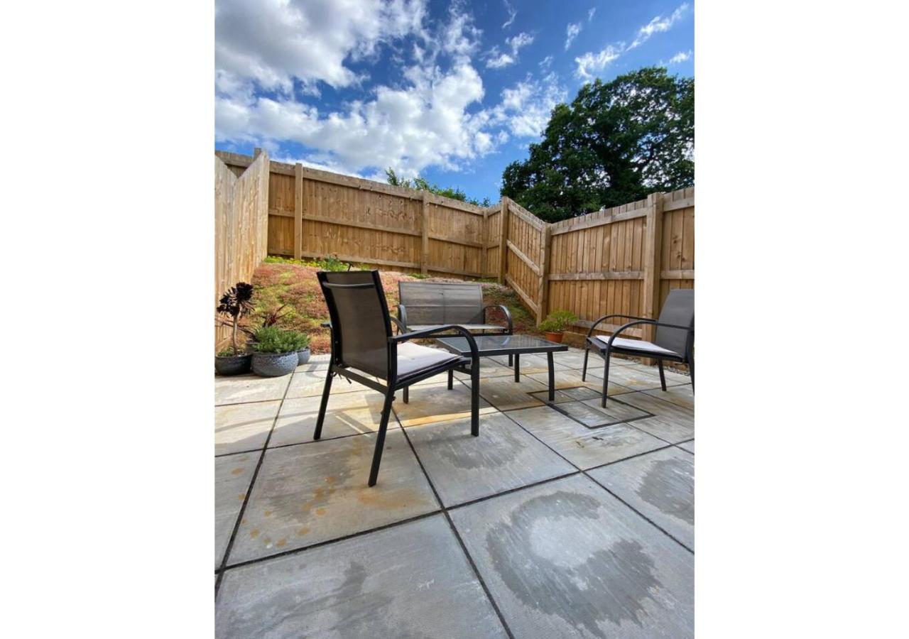 Stylish One Bed Totnes Retreat with Free Parking view 2