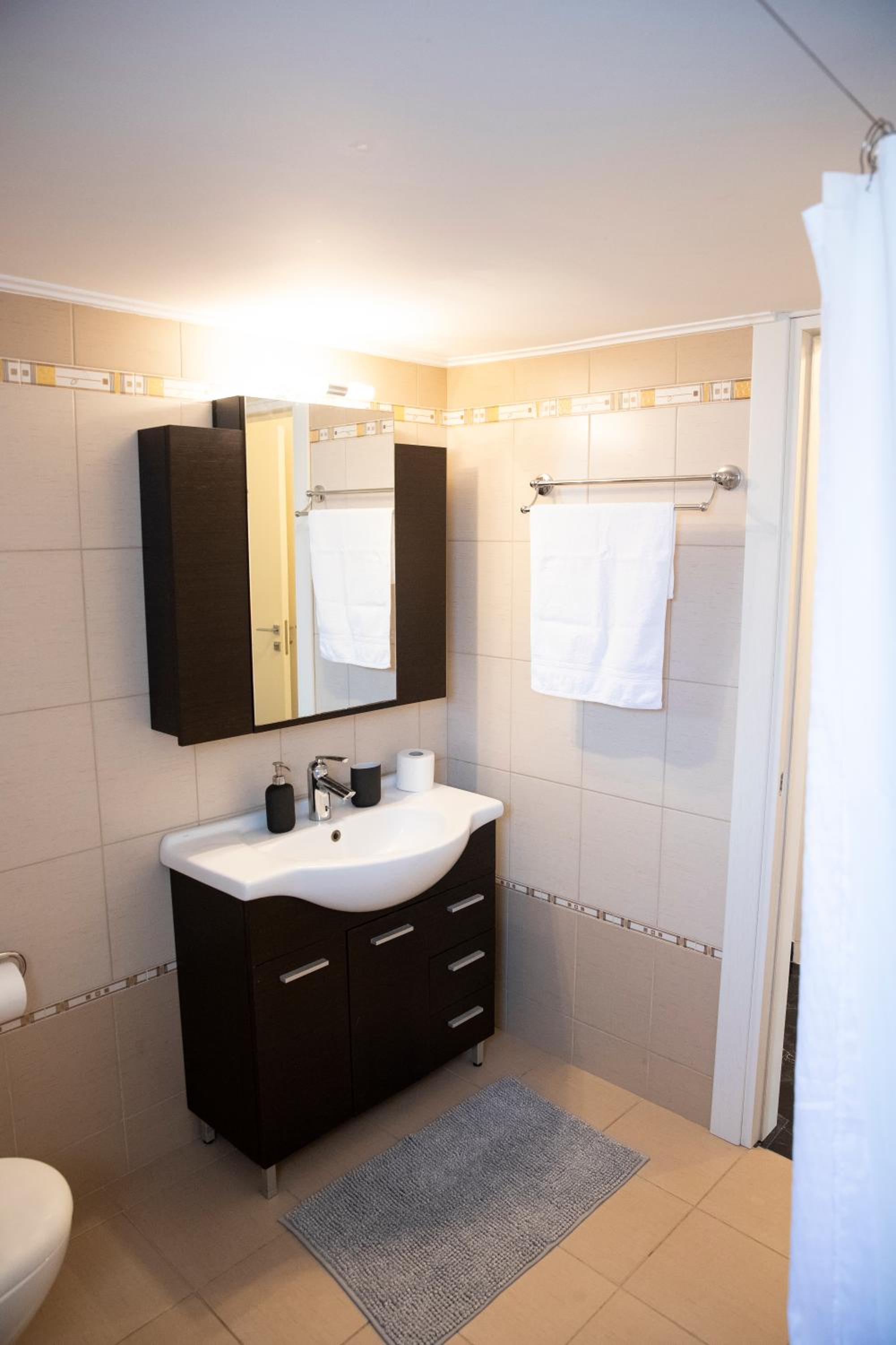 Spacious Glyfada Golf 4BR -Near Beach + Shops