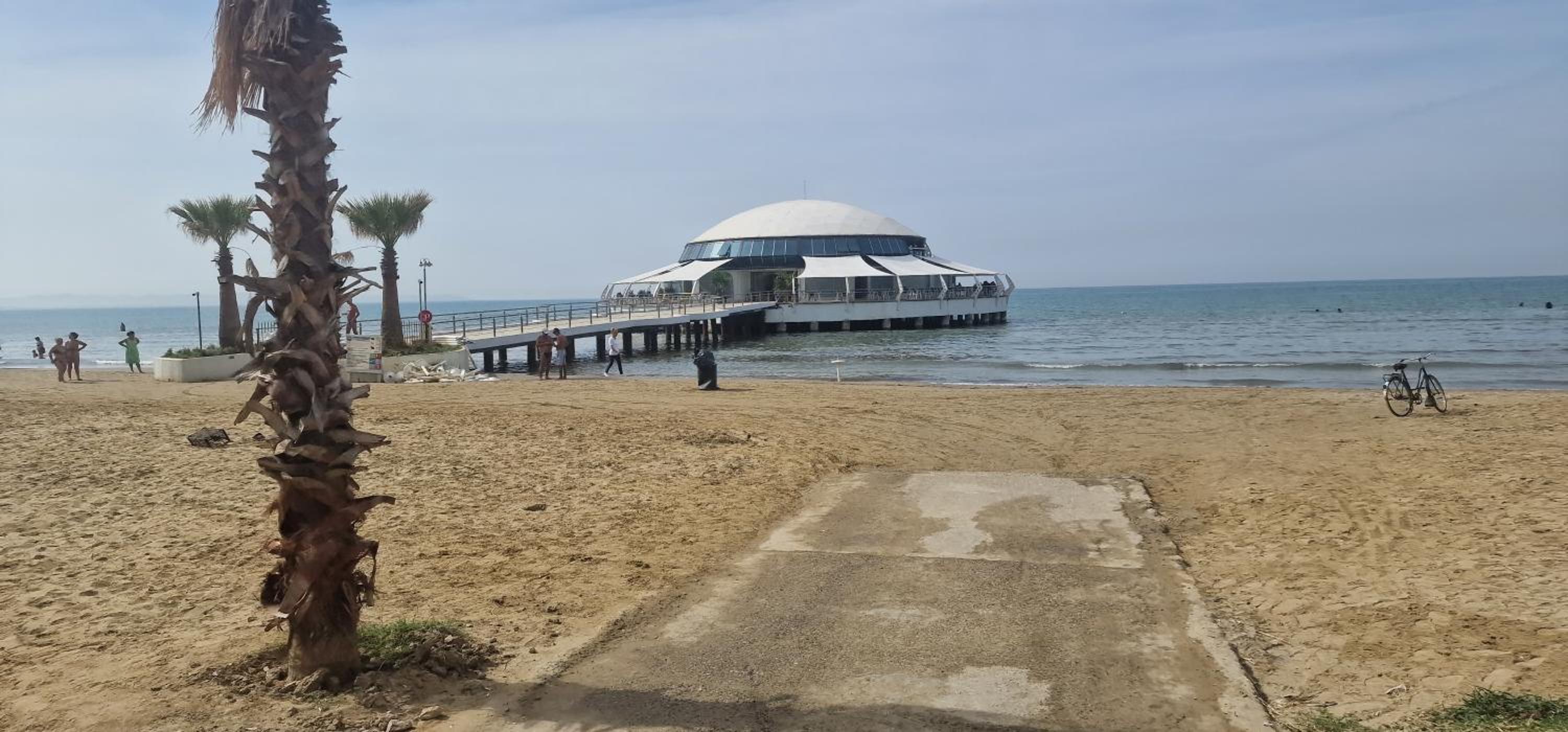 Spacious Studio and a Balcony 2 min from the Beach