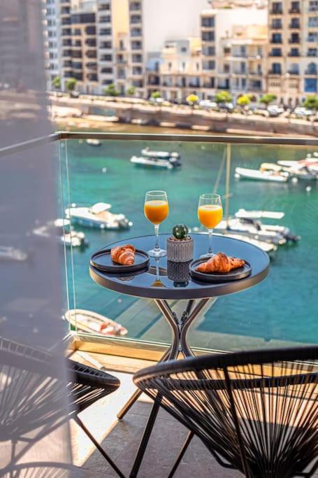 Stylish seafront Spinola Apartment — St Julian's
