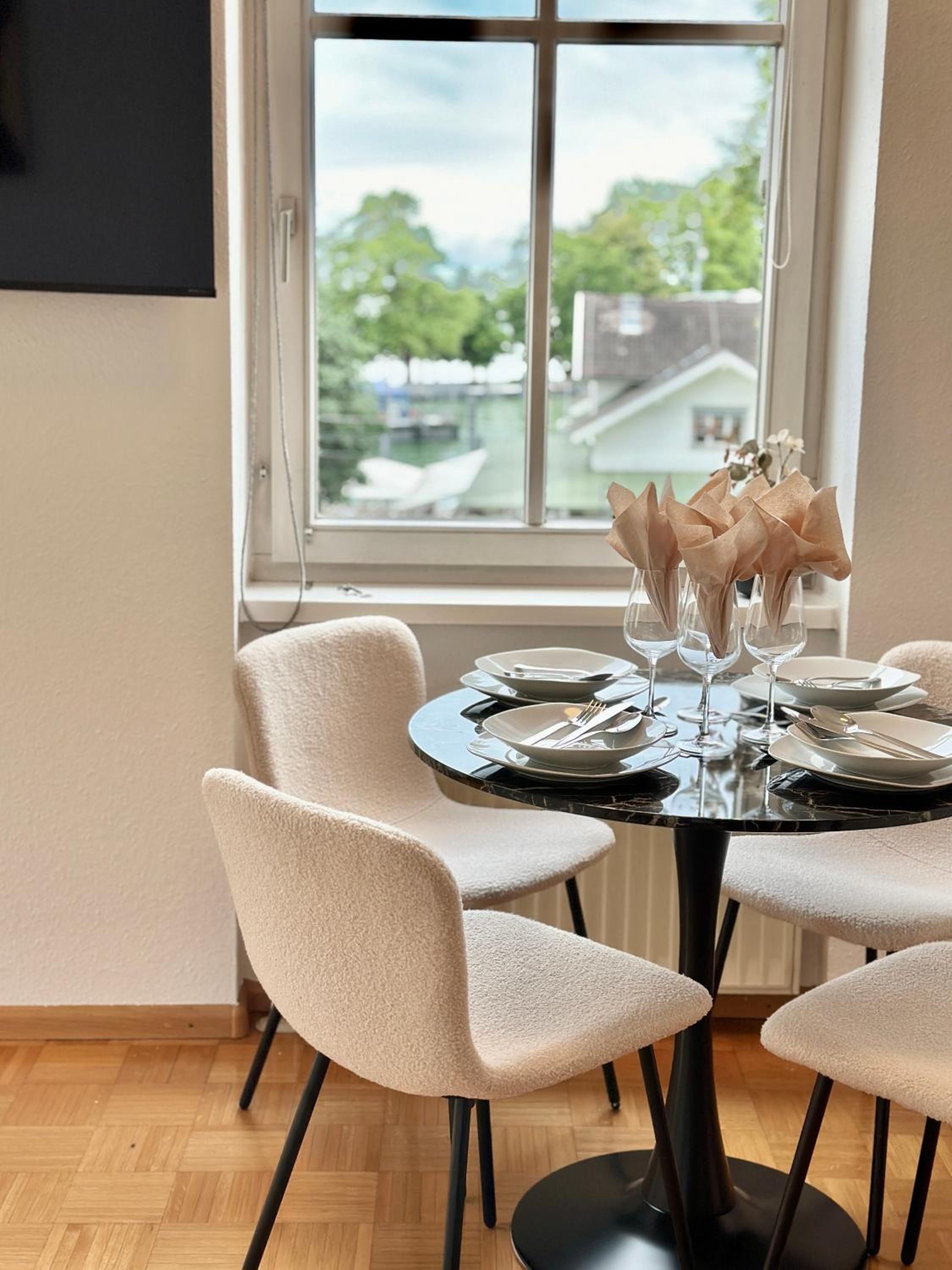 Ferienwohnung mit Balkon und Seeblick