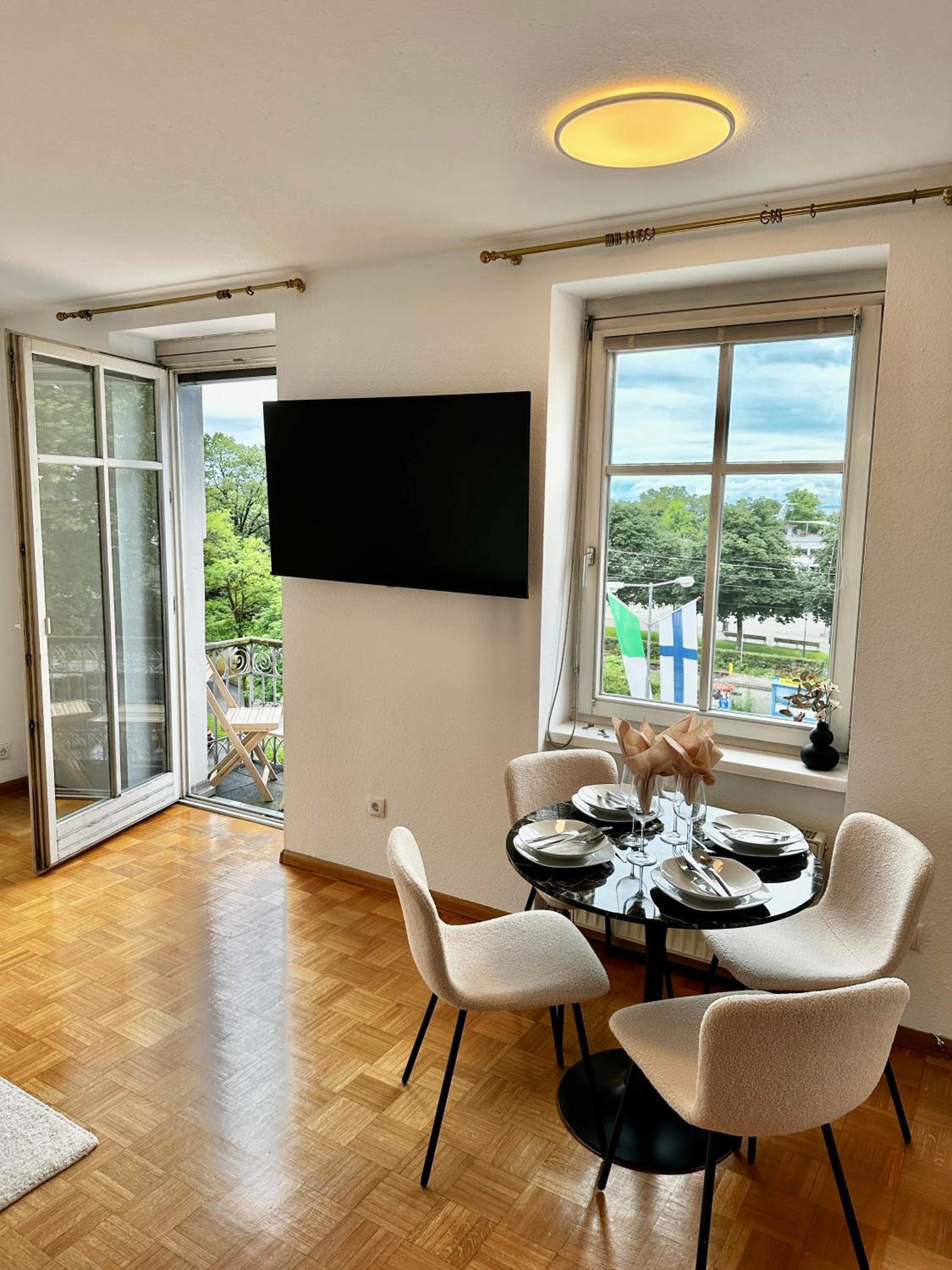 Ferienwohnung mit Balkon und Seeblick