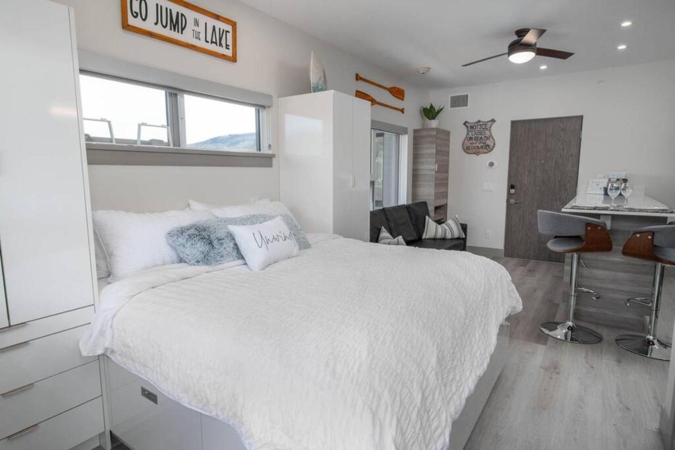 Top Floor Lakeshore Views Near Skiing